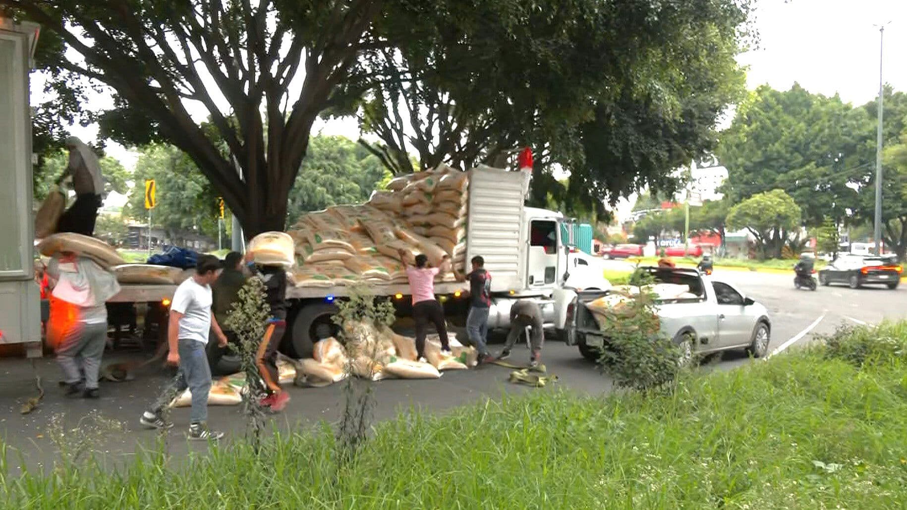 Camión que Transportaba Maíz se Accidenta en Glorieta de Vaqueritos, CDMX