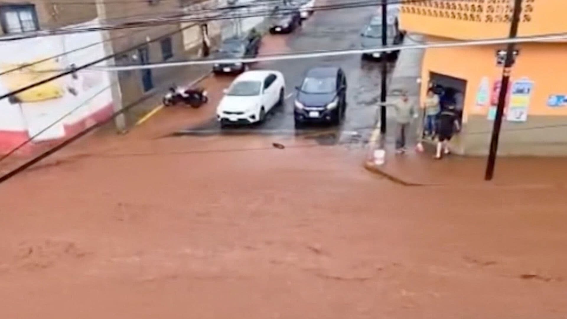 VIDEO: Lluvia en Tepatitlán Deja Casas Inundadas y Autos Bajo el Agua