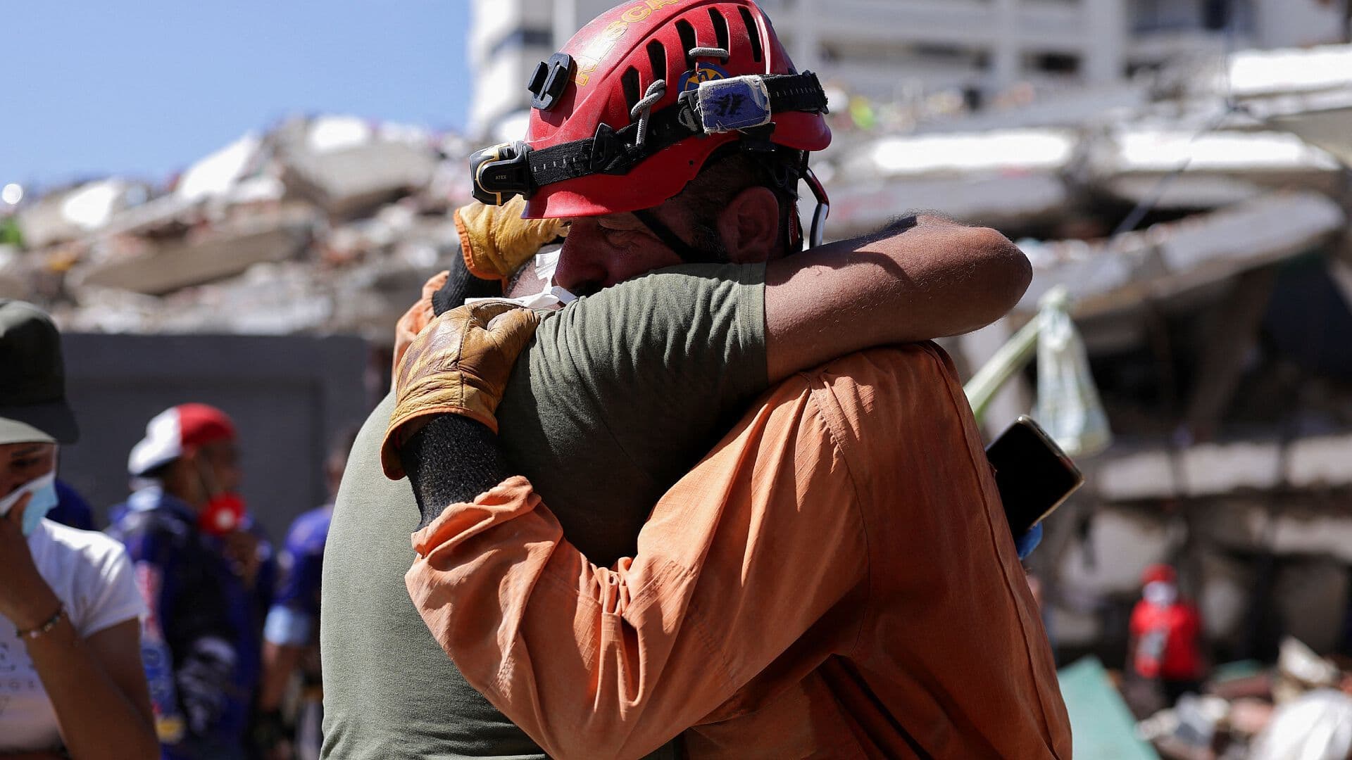 Comienzan Entierros Masivos de Víctimas de Terremotos en Venezuela
