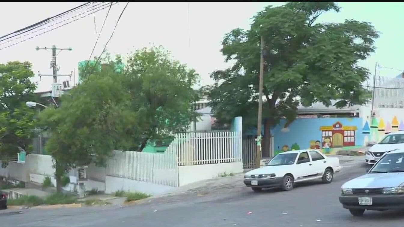 Piden Topes Preventivos Tras Choque de Carro en Kínder en Monterrey