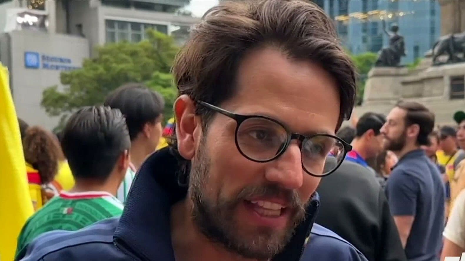 El Fan del Día: Andrés Apoya a la Selección de Colombia Viajando en Bicicleta