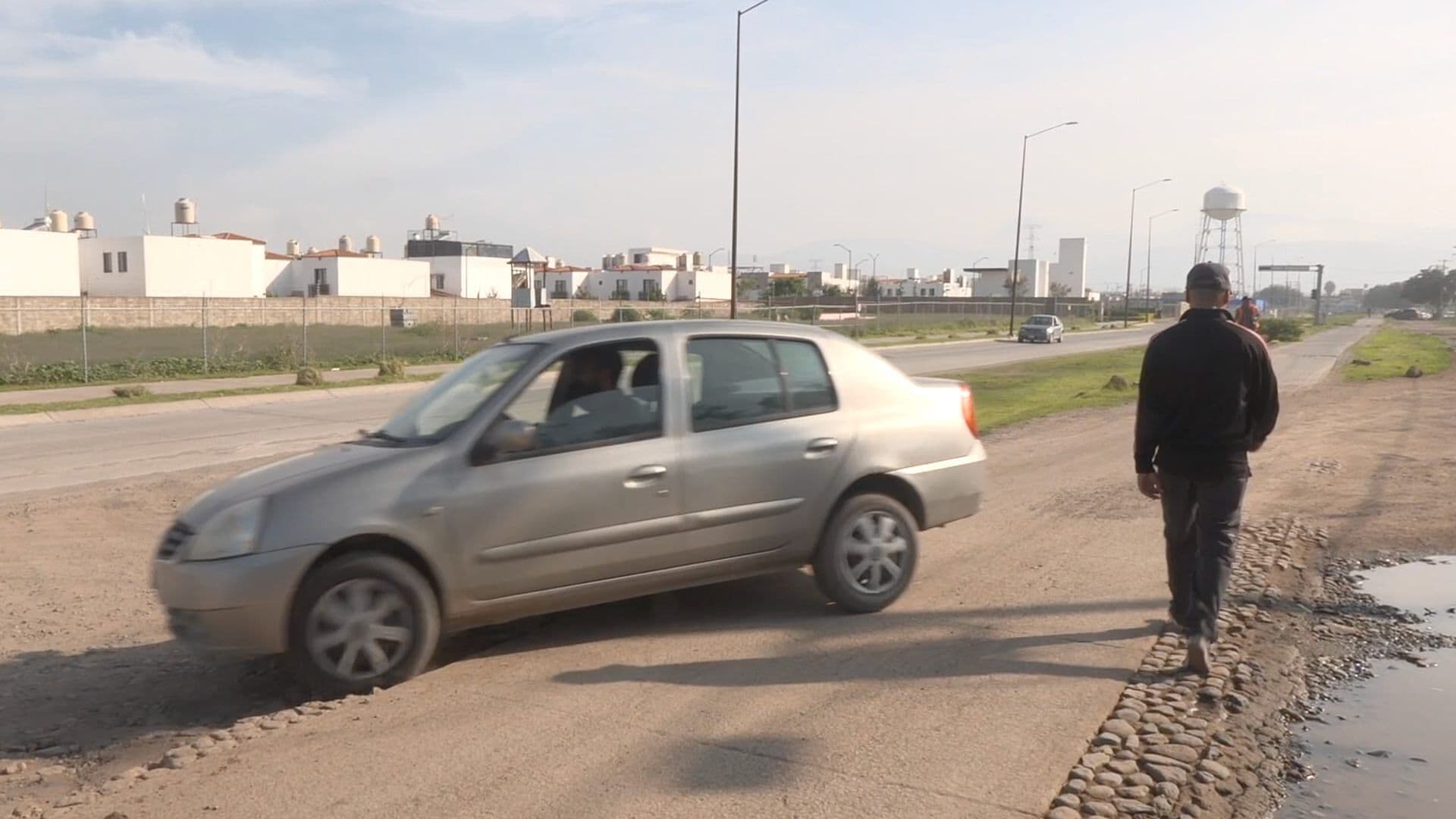 Peatones Peligran al Transitar por el Camino de Rancho Alegre en León Guanajuato