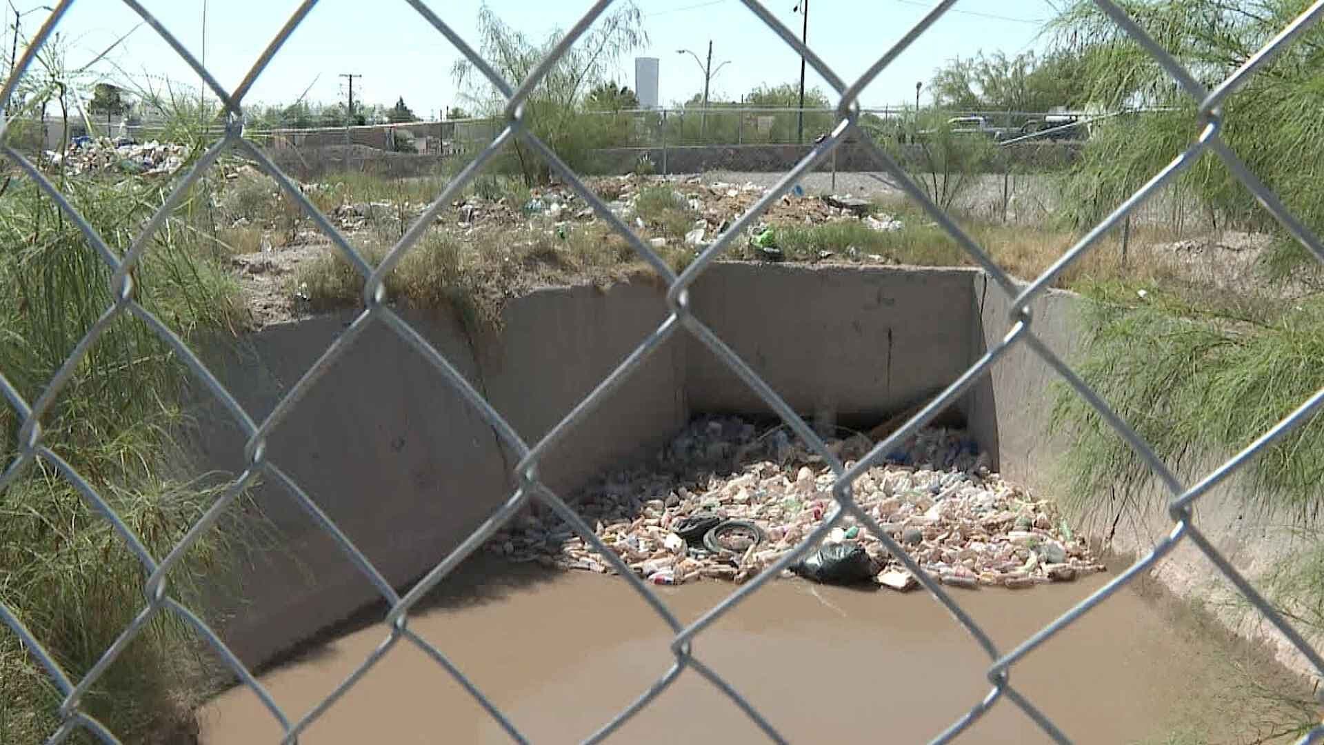 Acumulación de Basura Convierte Acequia de Ciudad Juárez en Foco de Infección