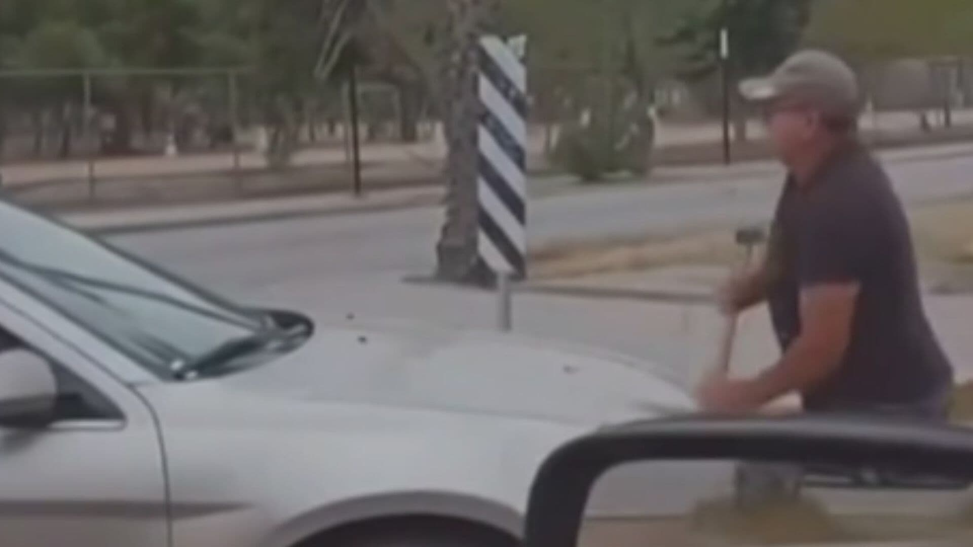 VIDEO: Conductor Destroza Auto con un Hacha en Garita de Baja California