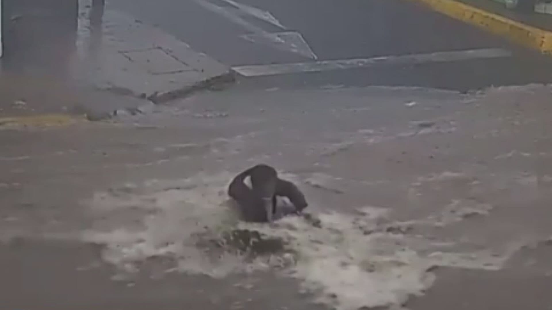 VIDEO: Mujer es Arrastrada por Fuerte Corriente de Agua en Tecatitlán, Jalisco