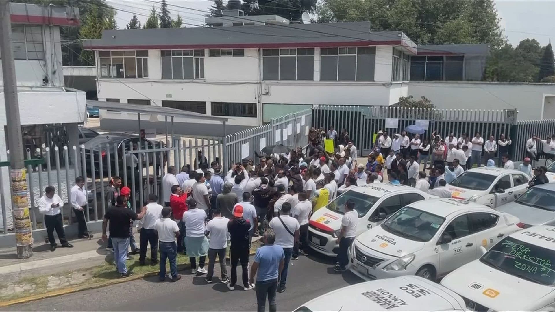 ¿Qué Exigen los Taxistas que Bloquearon el Paseo de Tollocan en Toluca, Estado de México?