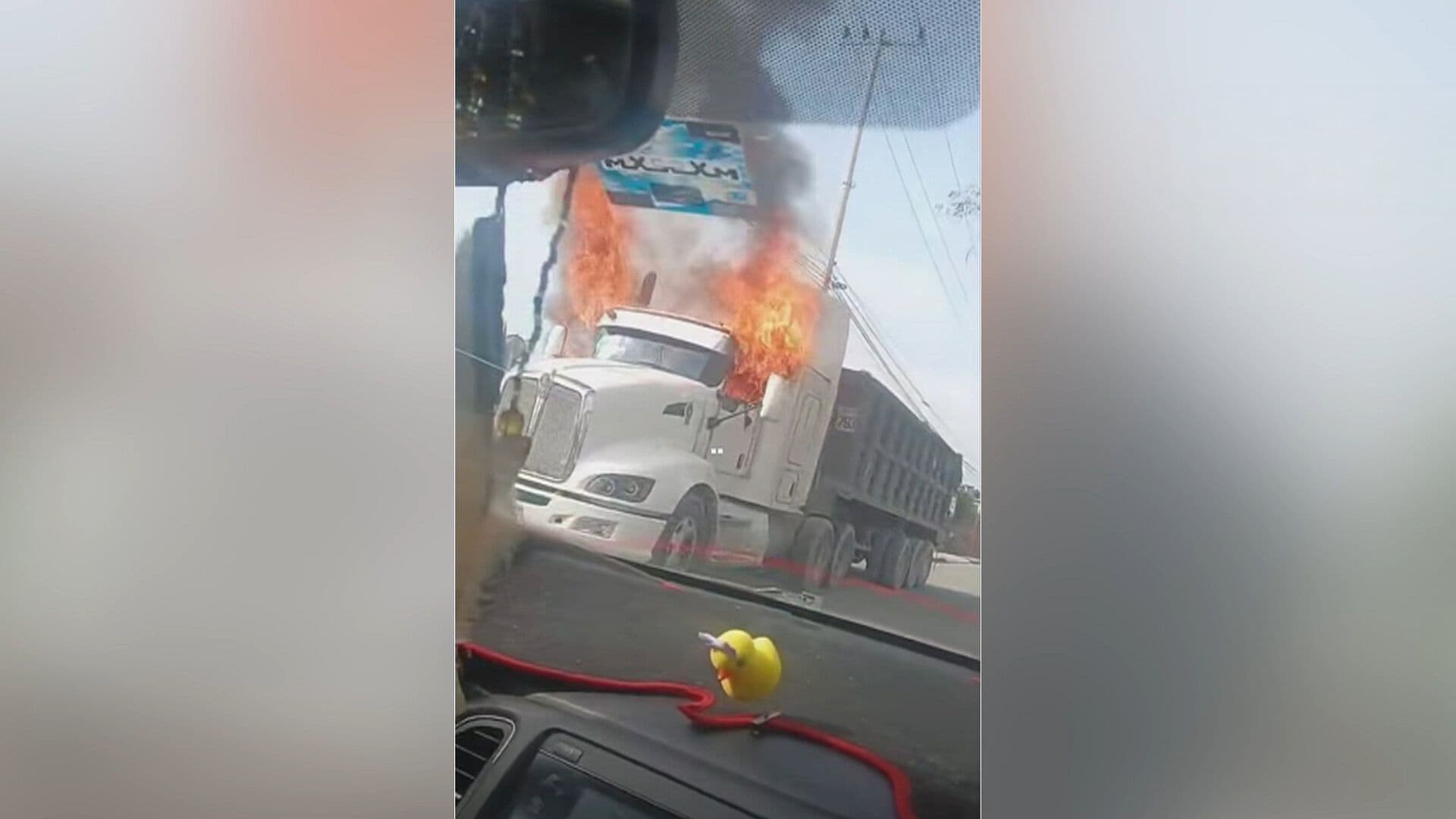Cabina de un Tráiler se Incendia sobre el Camino Viejo a Huexotla en Texcoco, Edomex