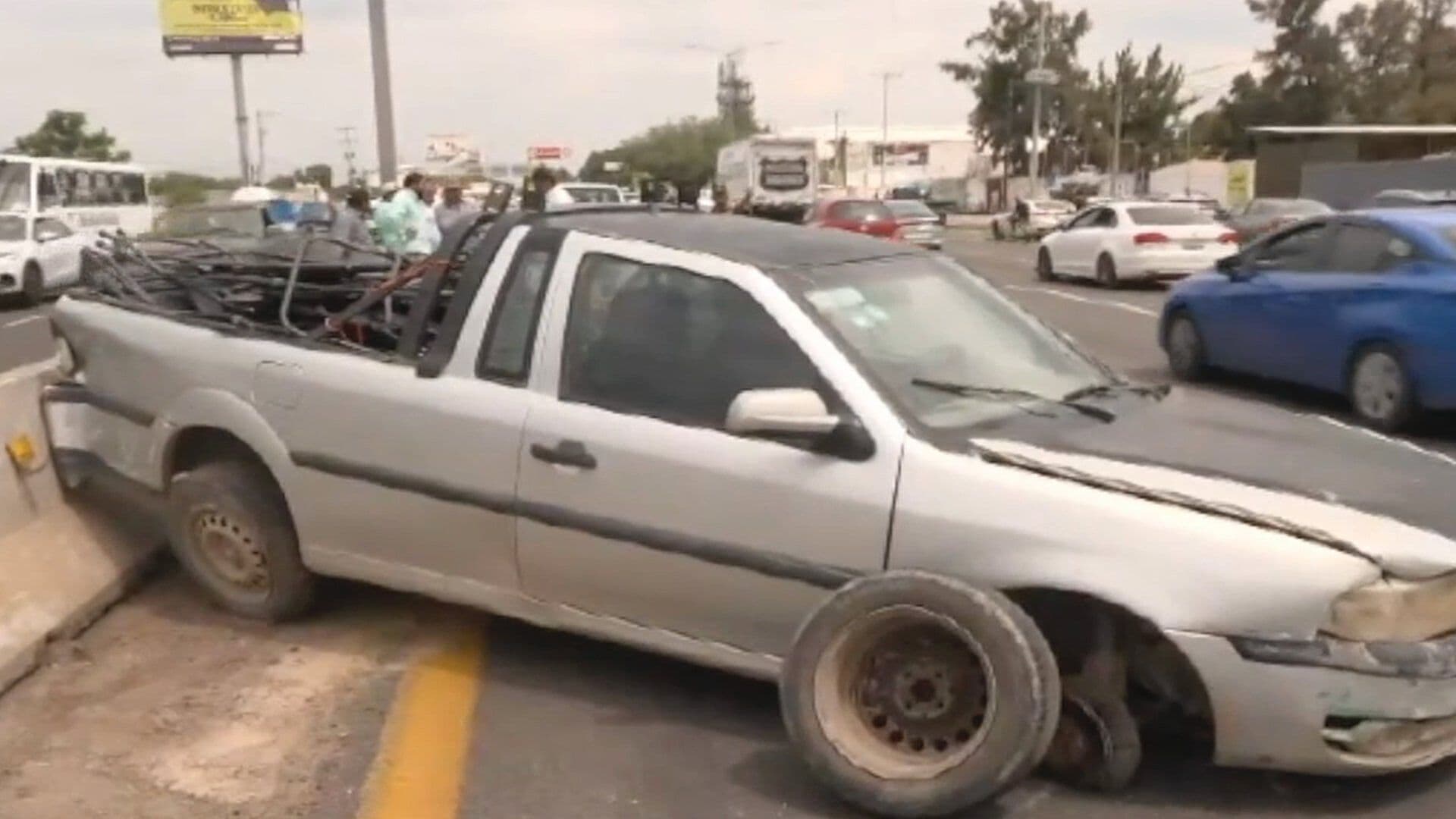 Camión Impacta Camioneta y se Cae su Carga Provoca Múltiple Choque en la Carretera Silao Leon