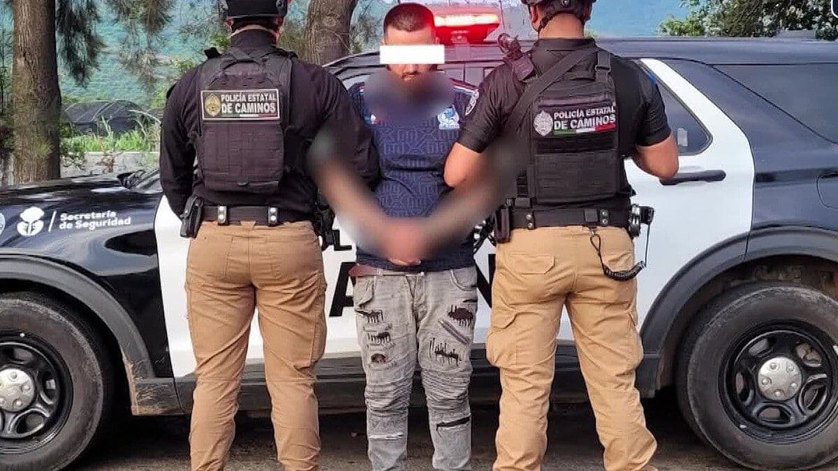 Policías Detienen a Conductor que Portaba Arma de Fuego y Droga en Zapotlán el Grande