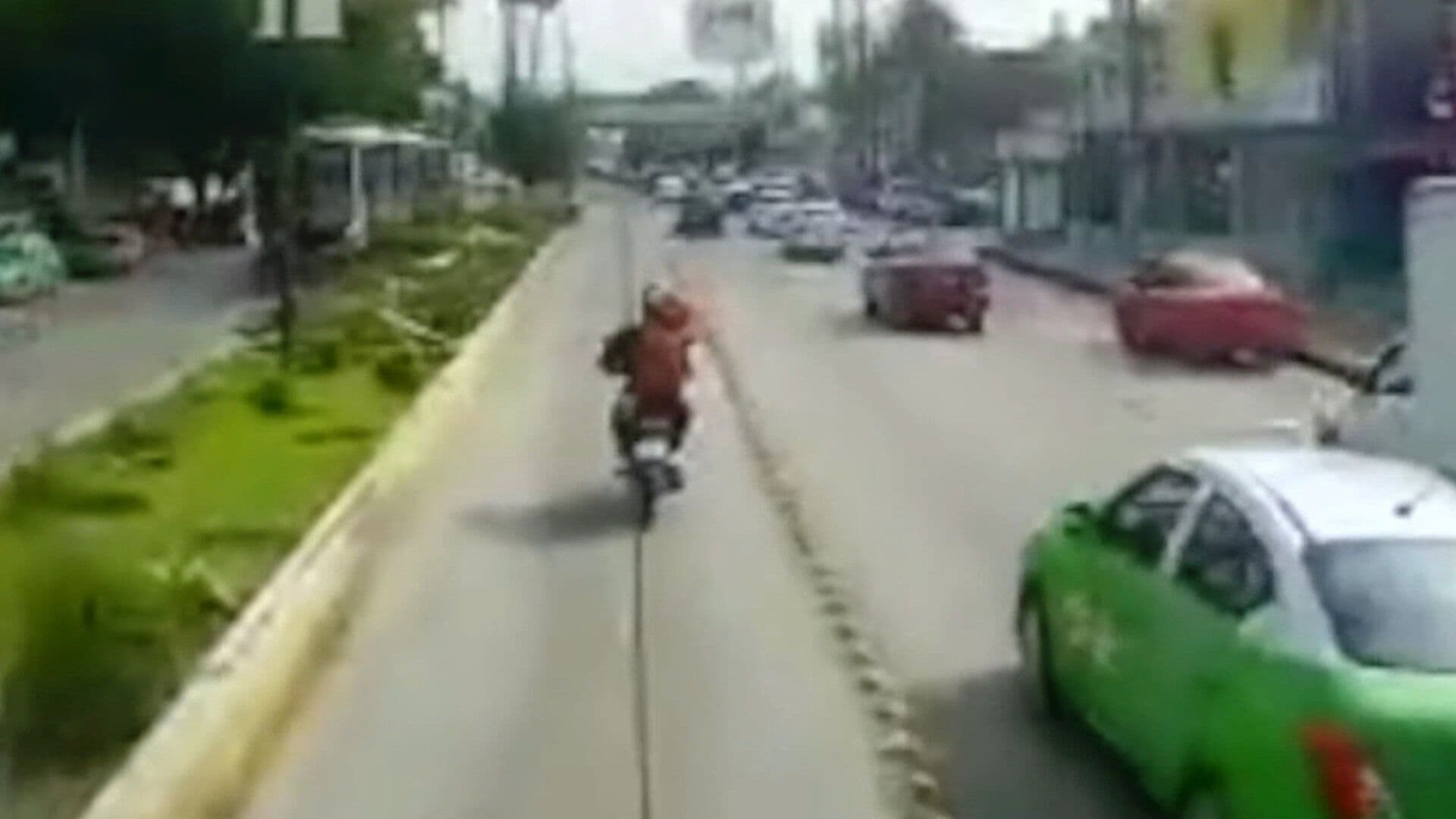 Motociclista Invade Carril de la Oruga y Casi Provoca Accidente en León Guanajuato