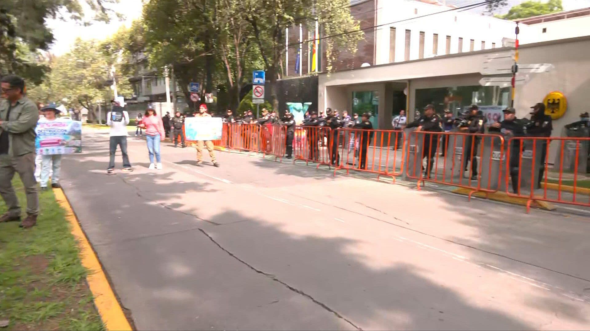 Manifestantes Realizan Bloqueo en la Embajada de Alemania en México, ¿Qué Exigen?
