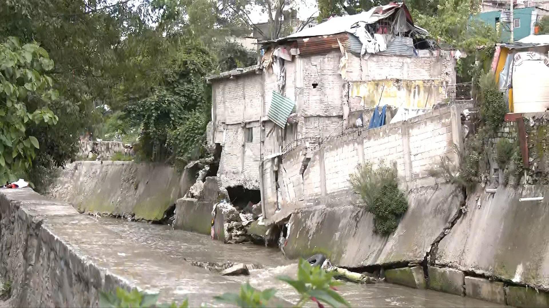 Habitantes de Casas a Punto del Colapso se Niegan a Abandonarlas en Naucalpan, Edomex