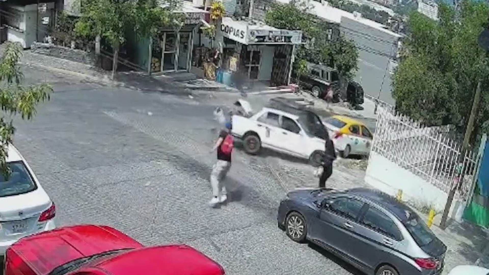 Video: Pierde Control y se Estrella contra Camioneta; Queda Graver y Atropado en su Auto