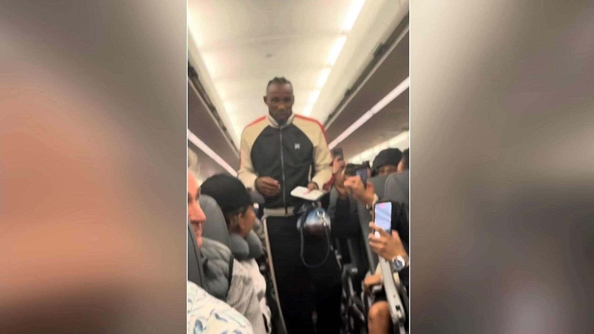 'Gracias, Te Amamos'; Pasajeros Ovacionan y Aplauden a Julián Quiñones en Pleno Vuelo