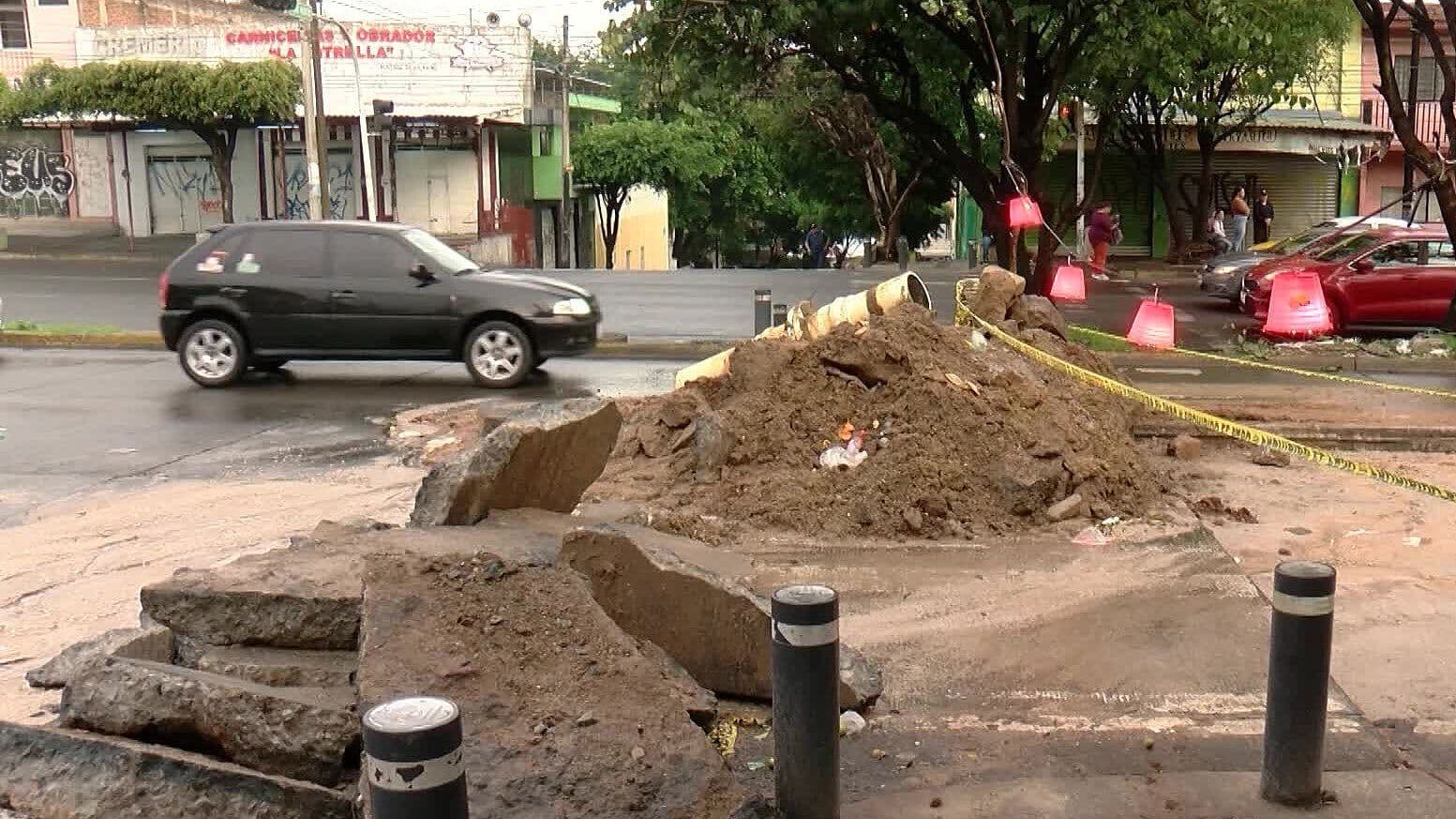 Reportan Socavón de 5 Metros de Largo en la Colonia Revolucionaria, en Guadalajara