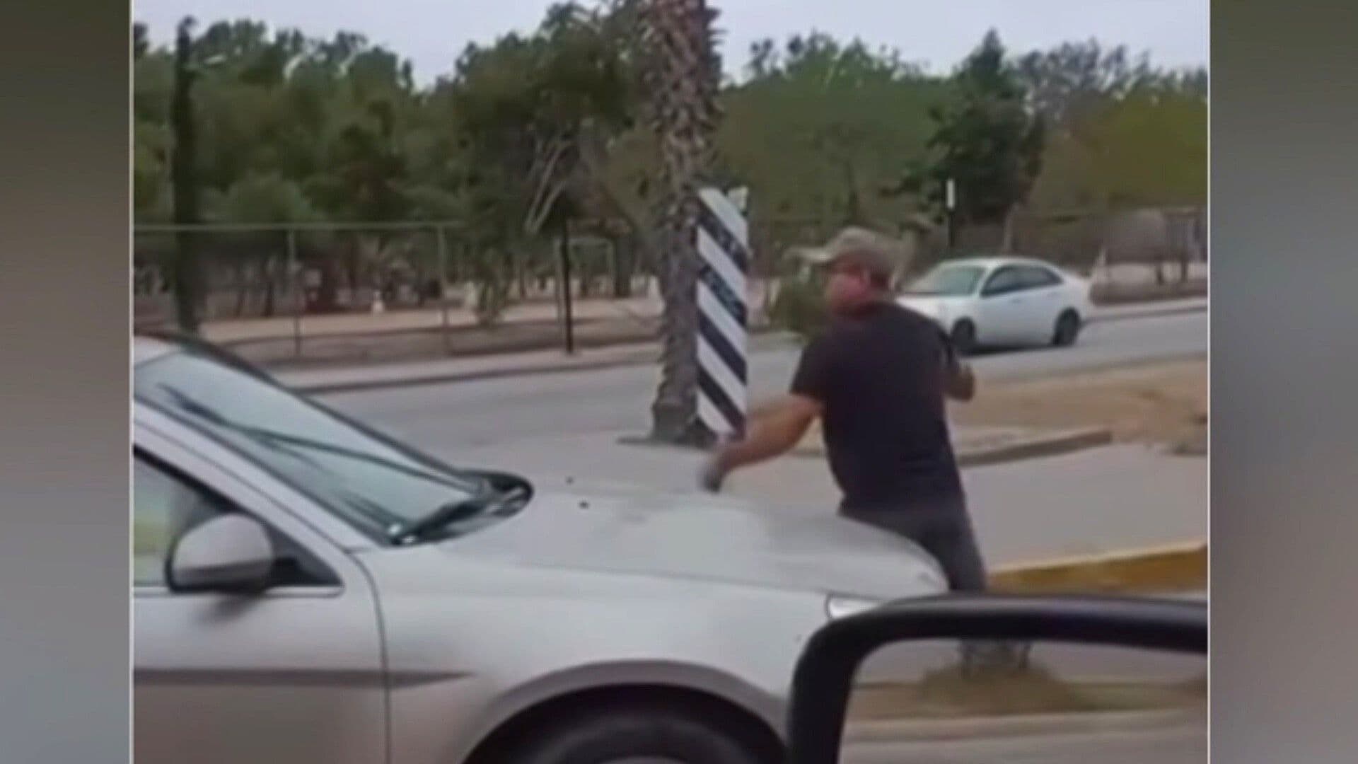 Con Hacha y Palos Se Pelean Automovilistas en Garita de Otay, Tijuana