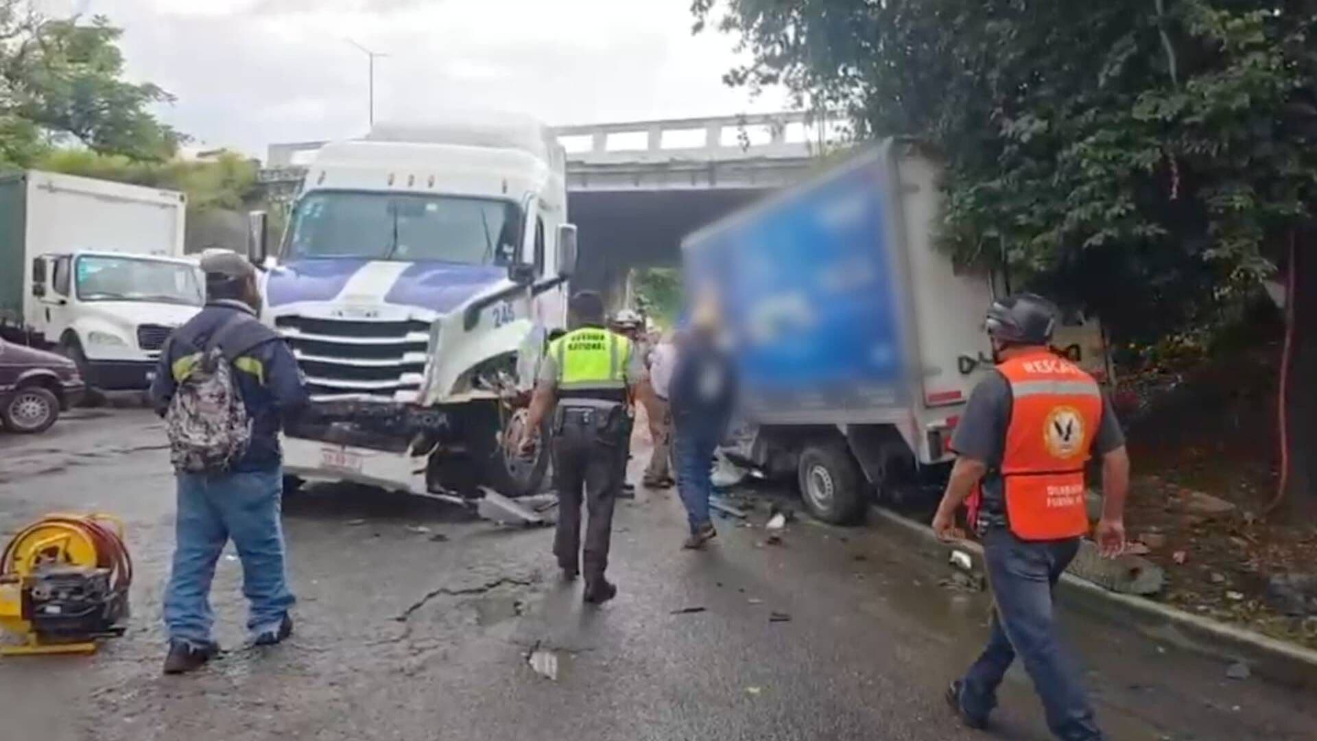 Tráiler Impacta Camioneta de Pinturas y Deja un Lesionado en Fortín Veracruz