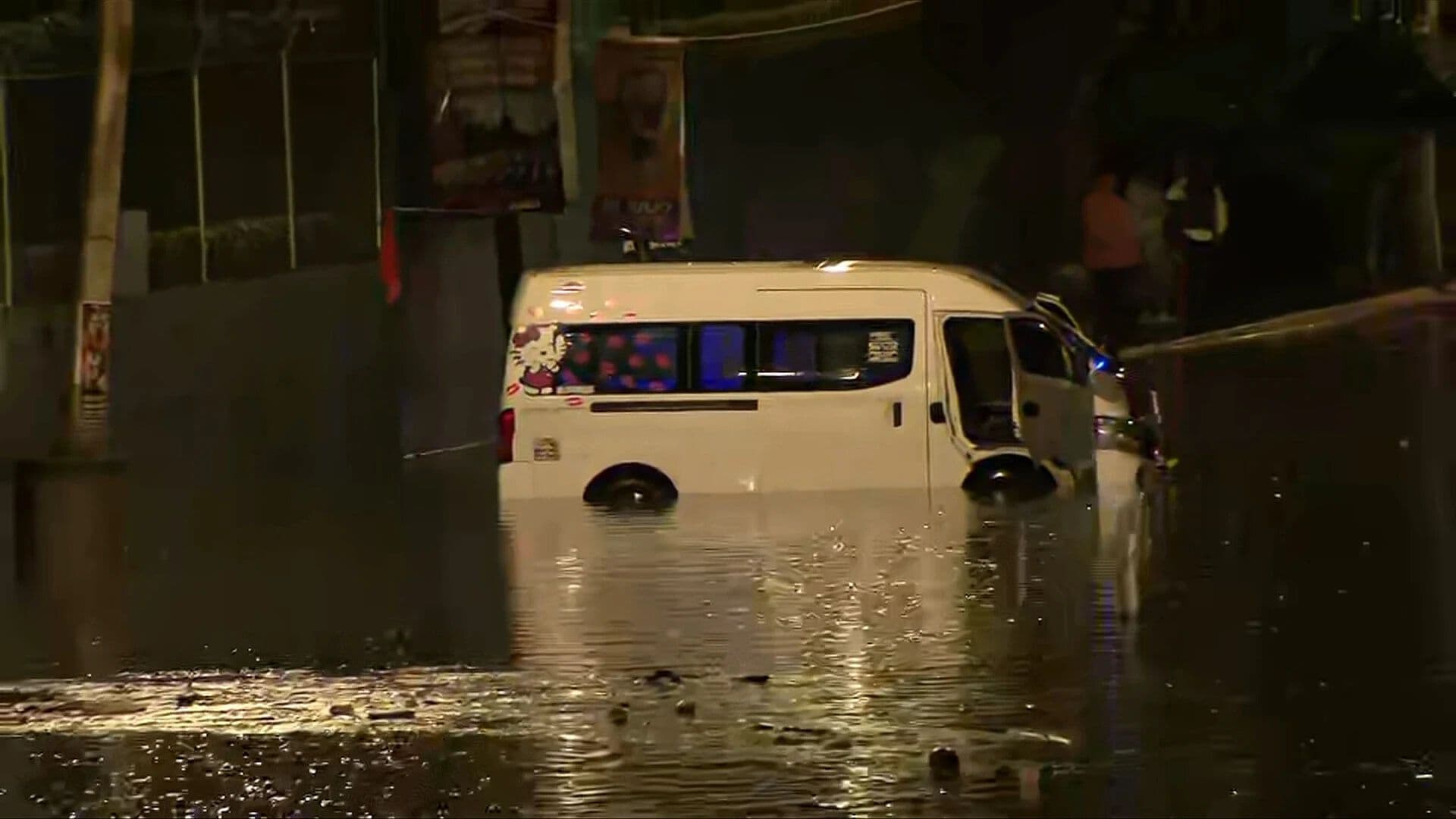 Lluvias HOY en Puebla: Combi Queda Varada en Inundación en el Camino Real a Cholula
