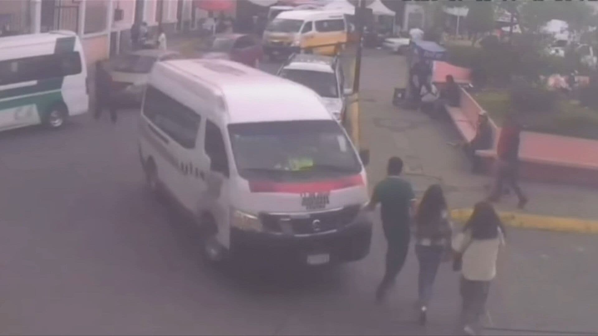 VIDEO: Captan a Combi del Transporte Público Atropellando a Tres Peatones en Pachuca