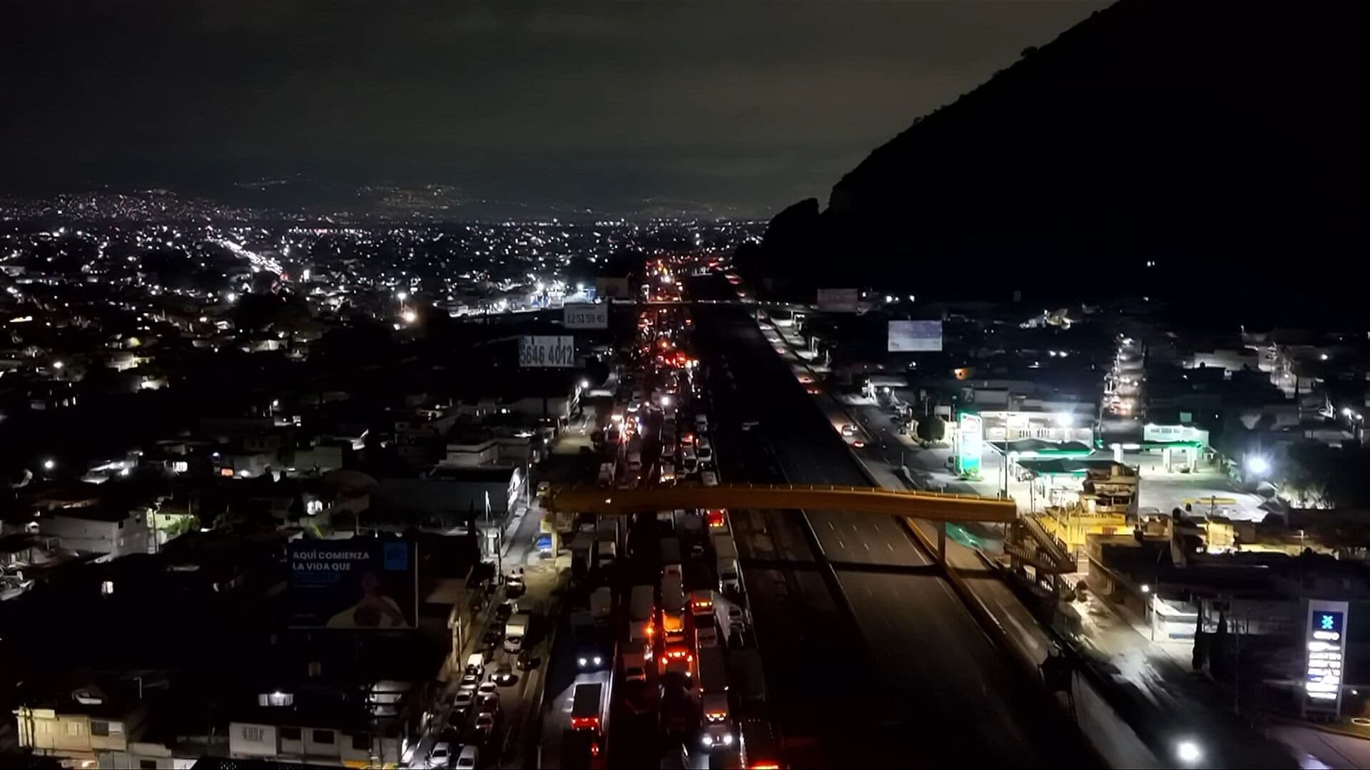 Bloqueo HOY en Autopista México-Puebla Mantiene Atrapados a Cientos de Automovilistas