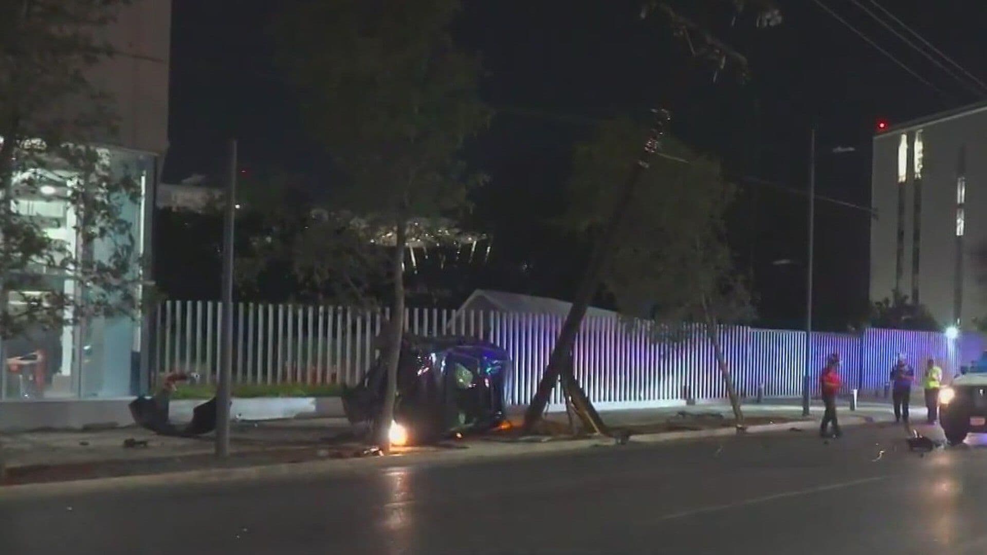 Choca, Vuelca y Derriba Poste de la CFE en Av. Garza Sada y Calle Pirineos en Monterrey