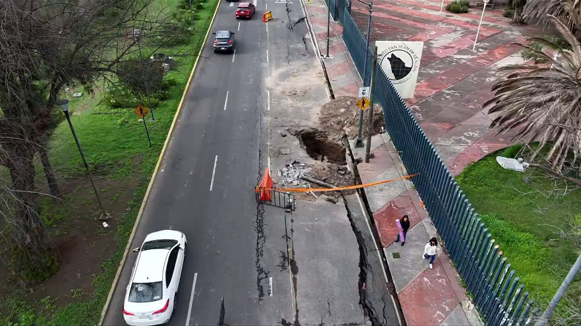 Así se Ve Desde el Aire la Enorme Grieta en Avenida José Loreto Fabela en la GAM