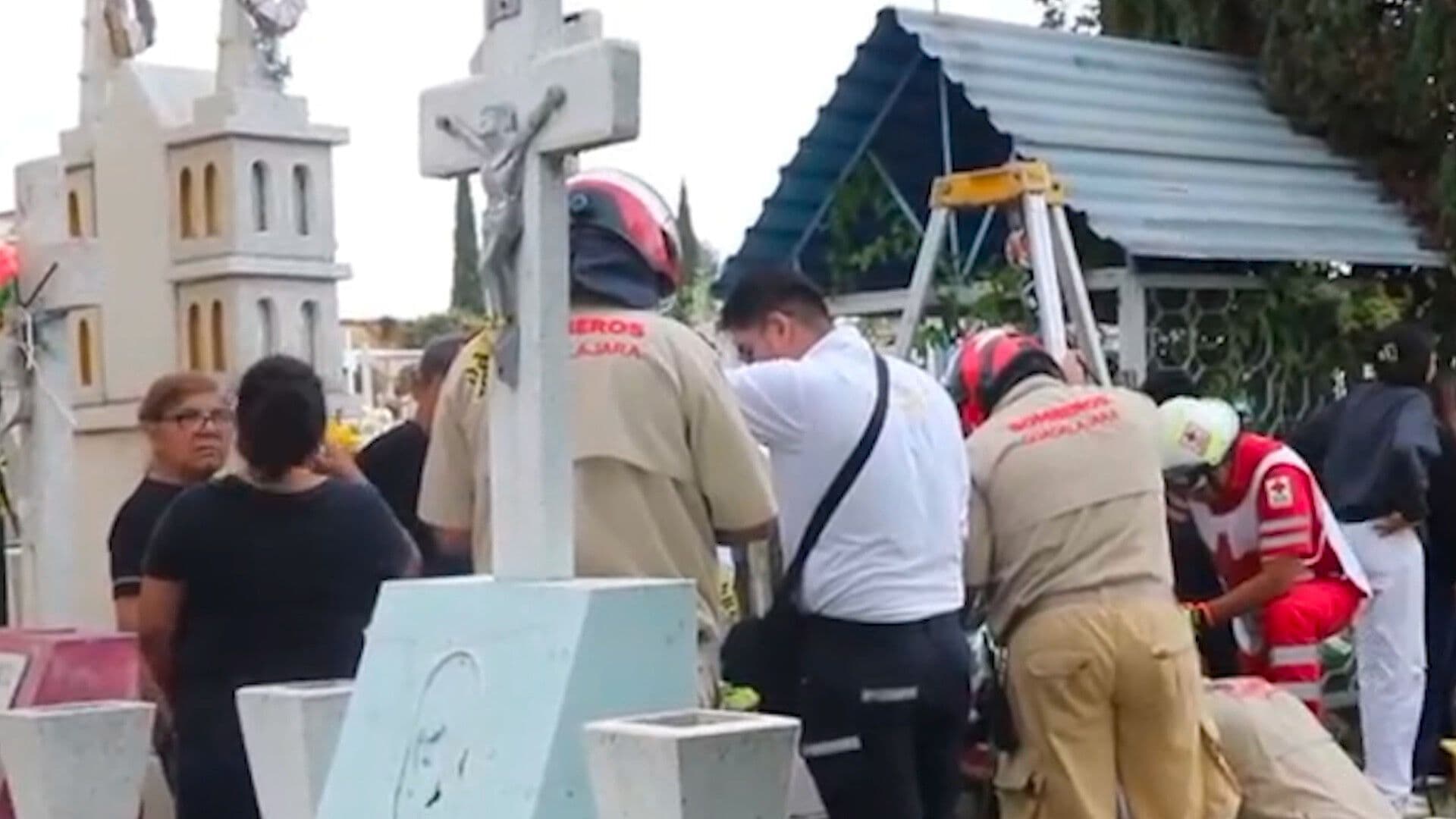 Mujer de la Tercera Edad Cae a Cripta del Panteón Guadalajara