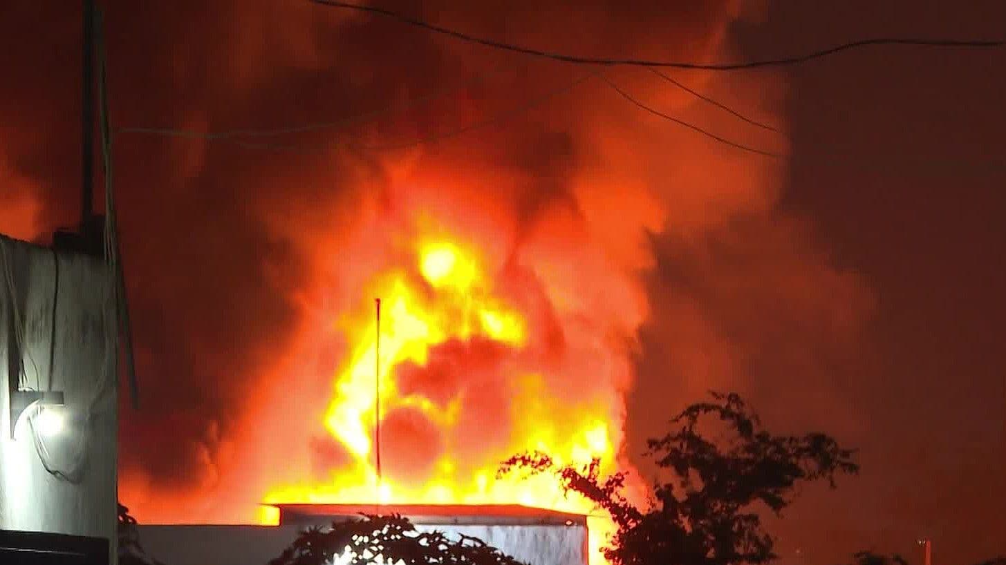 Fuerte Incendio Consume Cuatro Pipas Cargadas con 40 Mil Litros de Diésel en El Salto