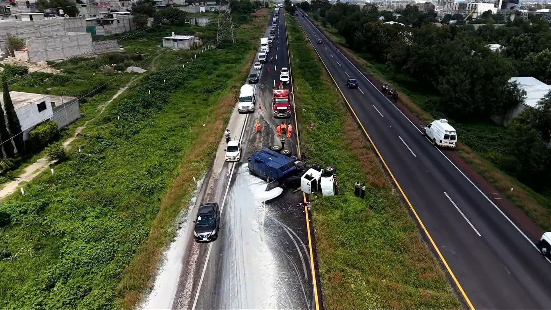 Así se ve Desde el Aire la Volcadura de un Camión en la Autopista Ecatepec-Pirámides