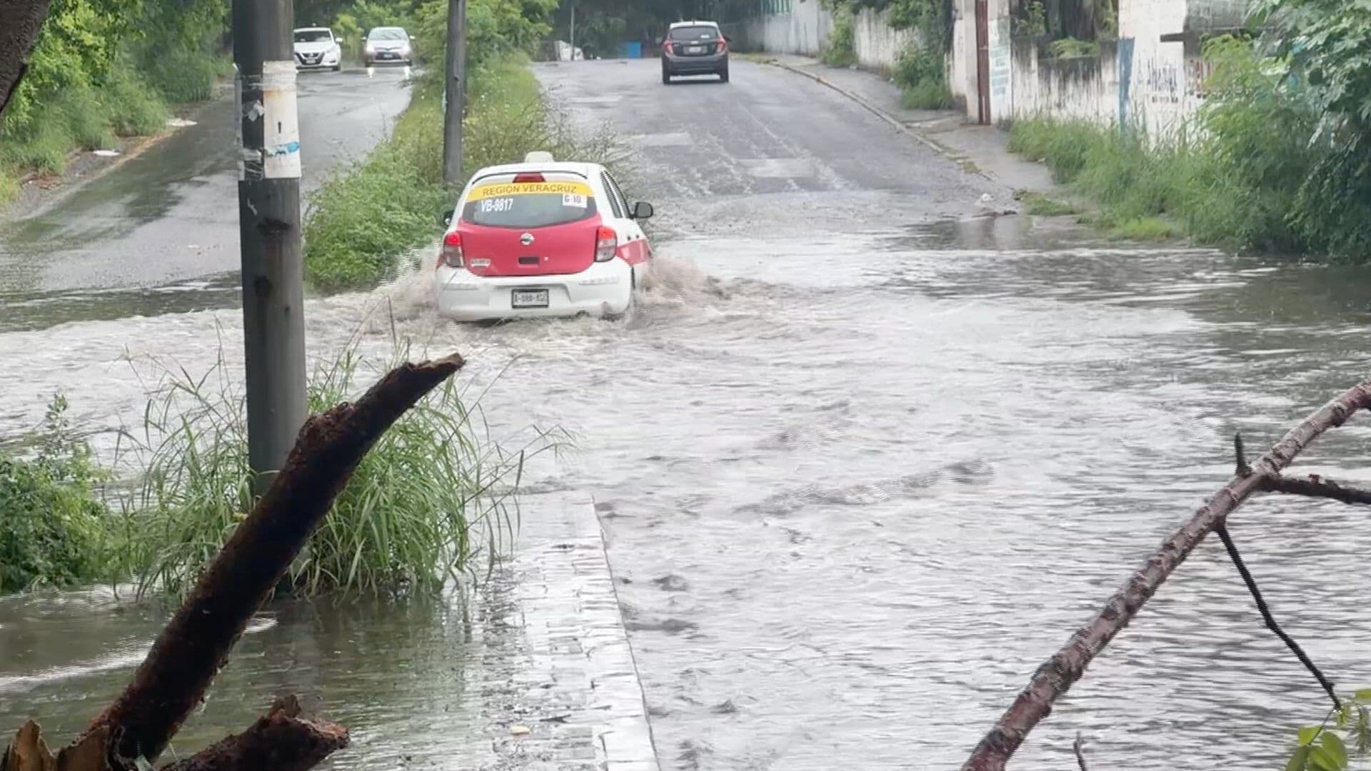 Automovilistas Atraviesan Calles Anegadas con Riesgo de Quedarse Varados en Veracruz