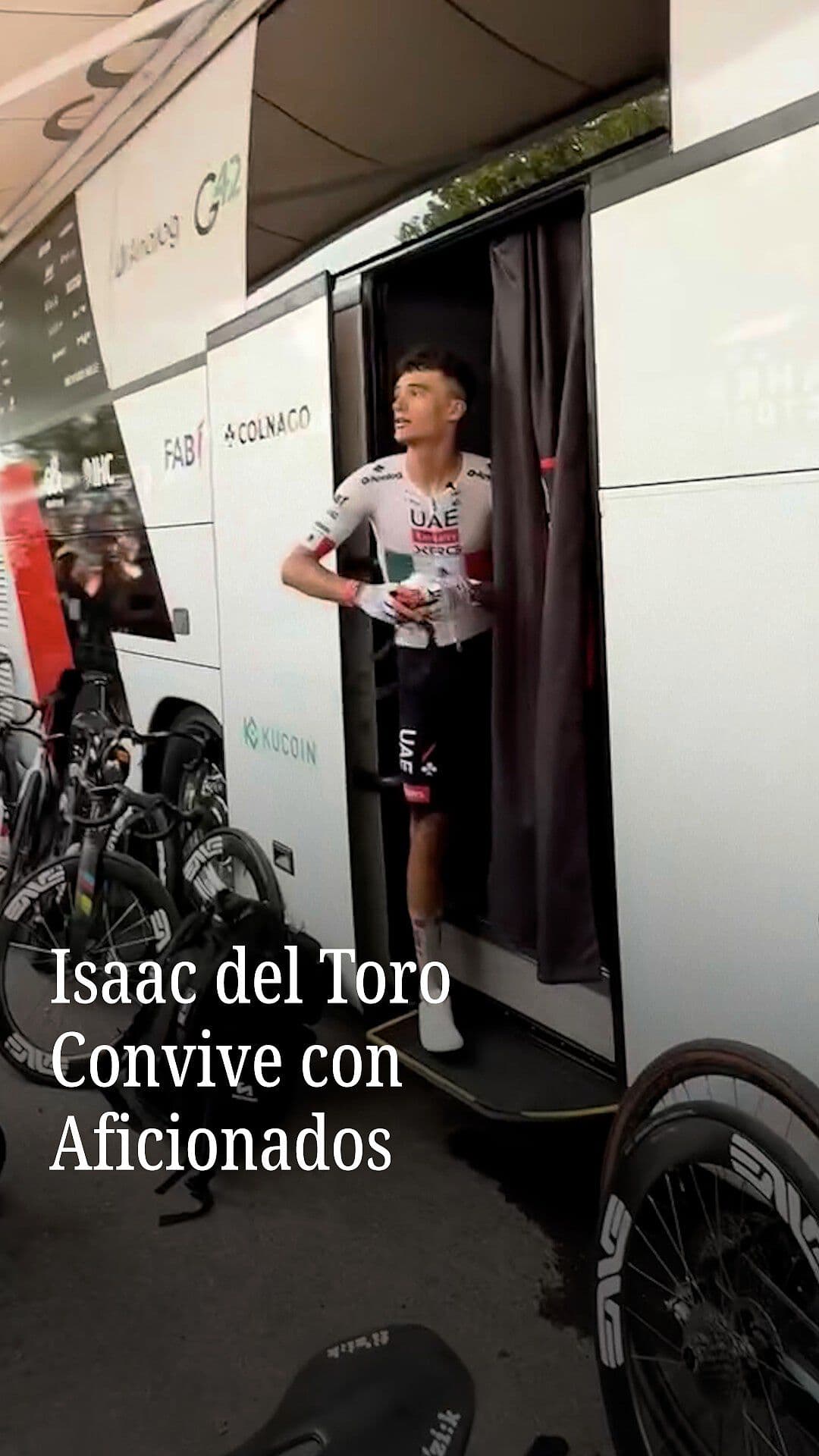 Isaac del Toro Convive con Aficionados