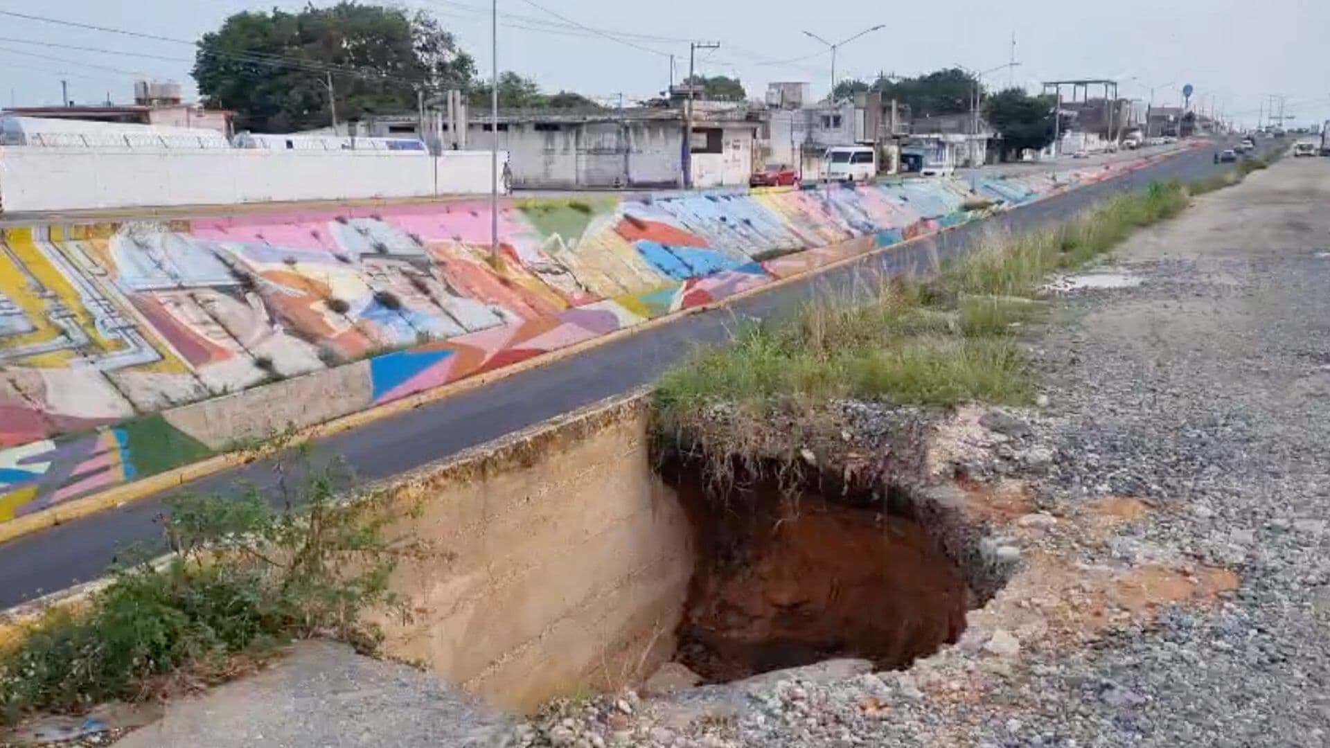 Se Forma Socavón Profundo en Puente que Comunica a Colonias en Minatitlán