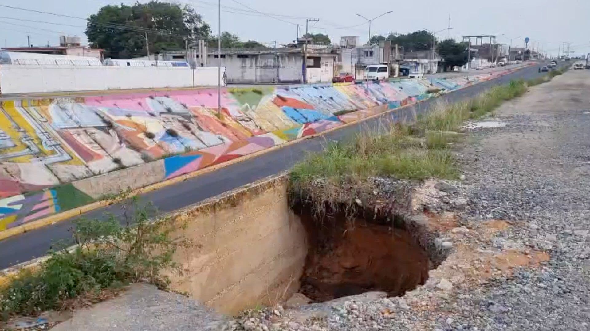 Se Forma Socavón Profundo en Puente que Comunica a Colonias en Minatitlán