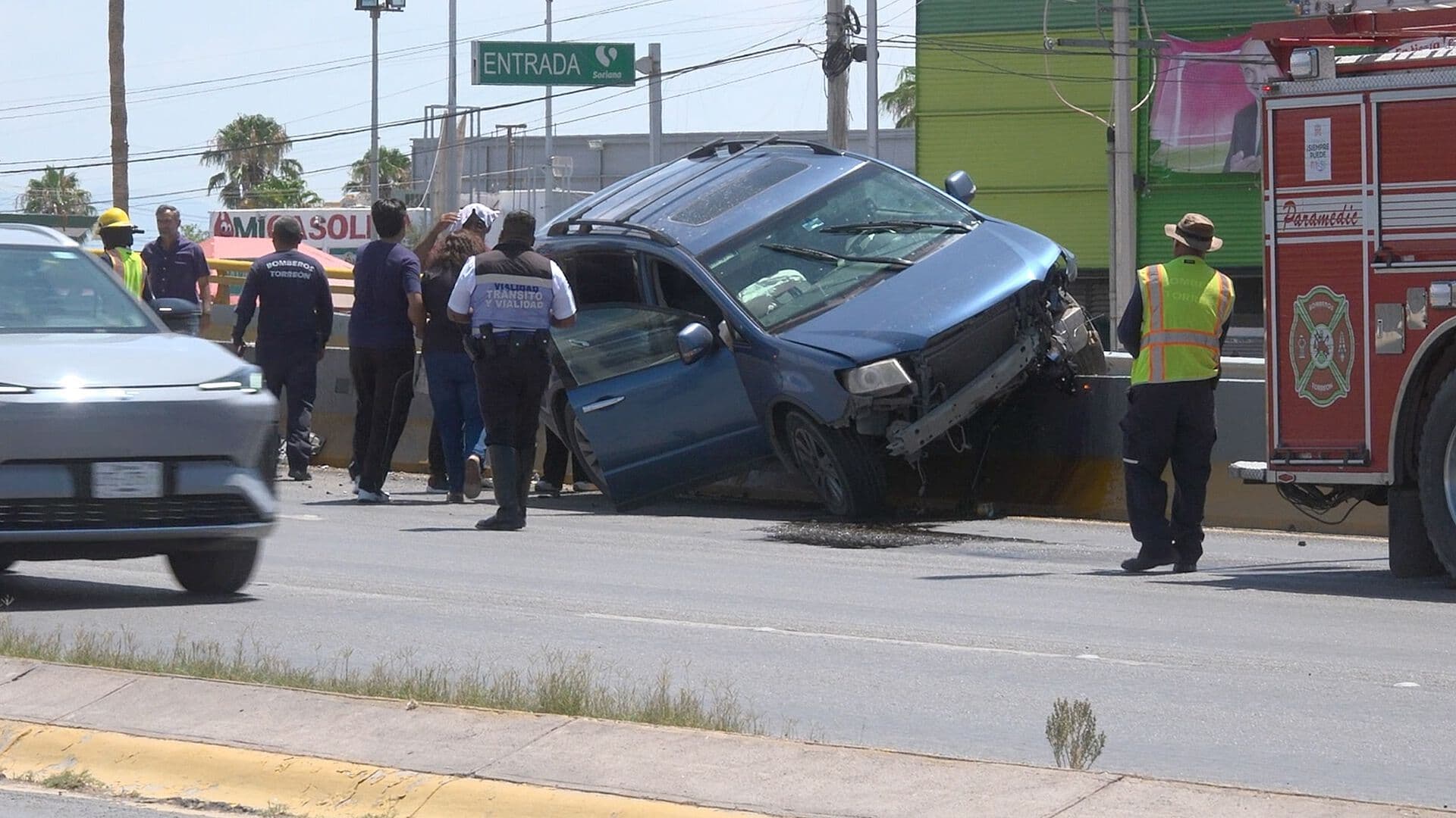 Conductora Choca Contra Camellón Central en Carretera Torreón-San Pedro