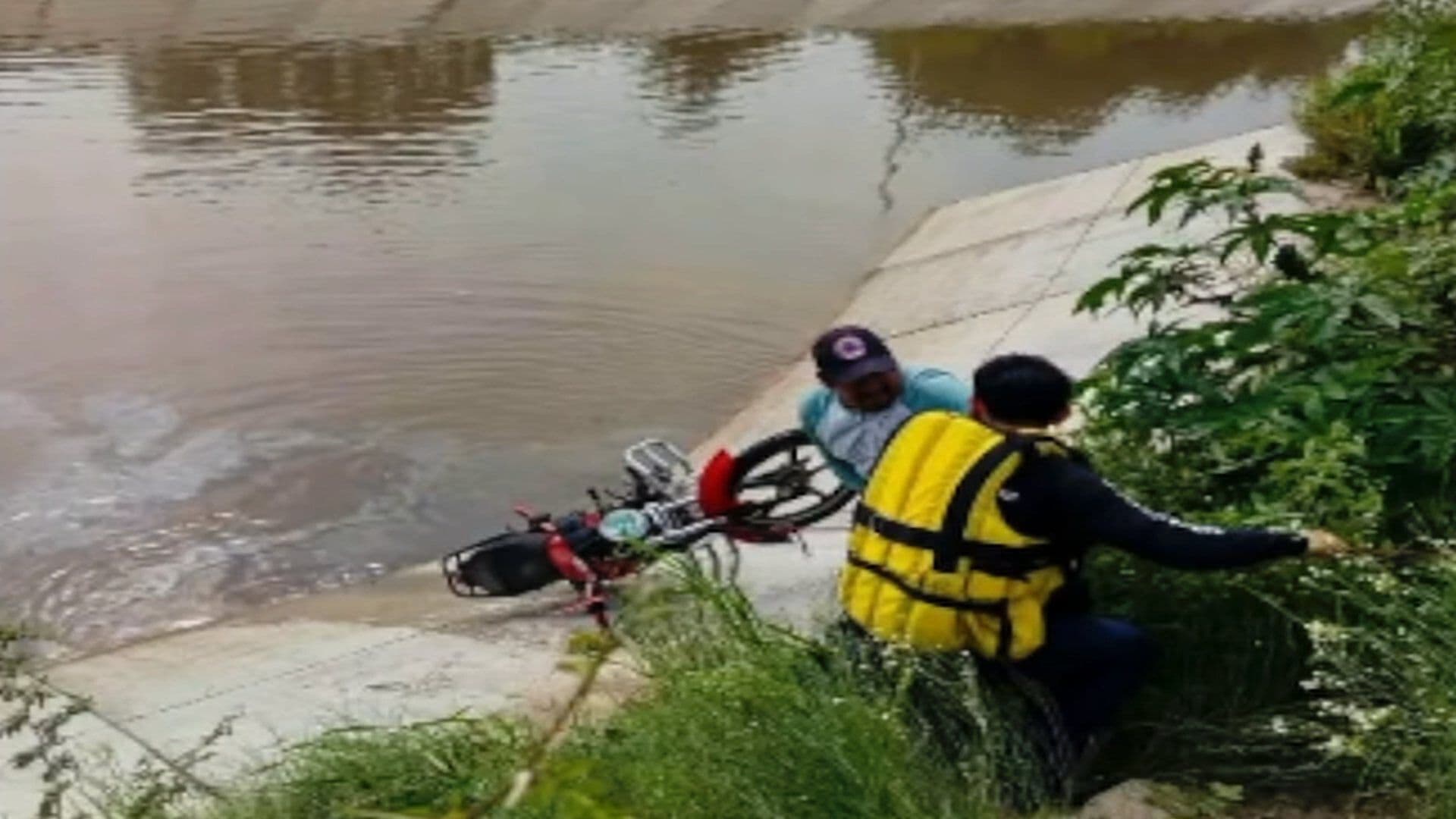 Hombre Fallece Ahogado al Caer con su Moto al Canal de Coria en Cortazar Guanajuato