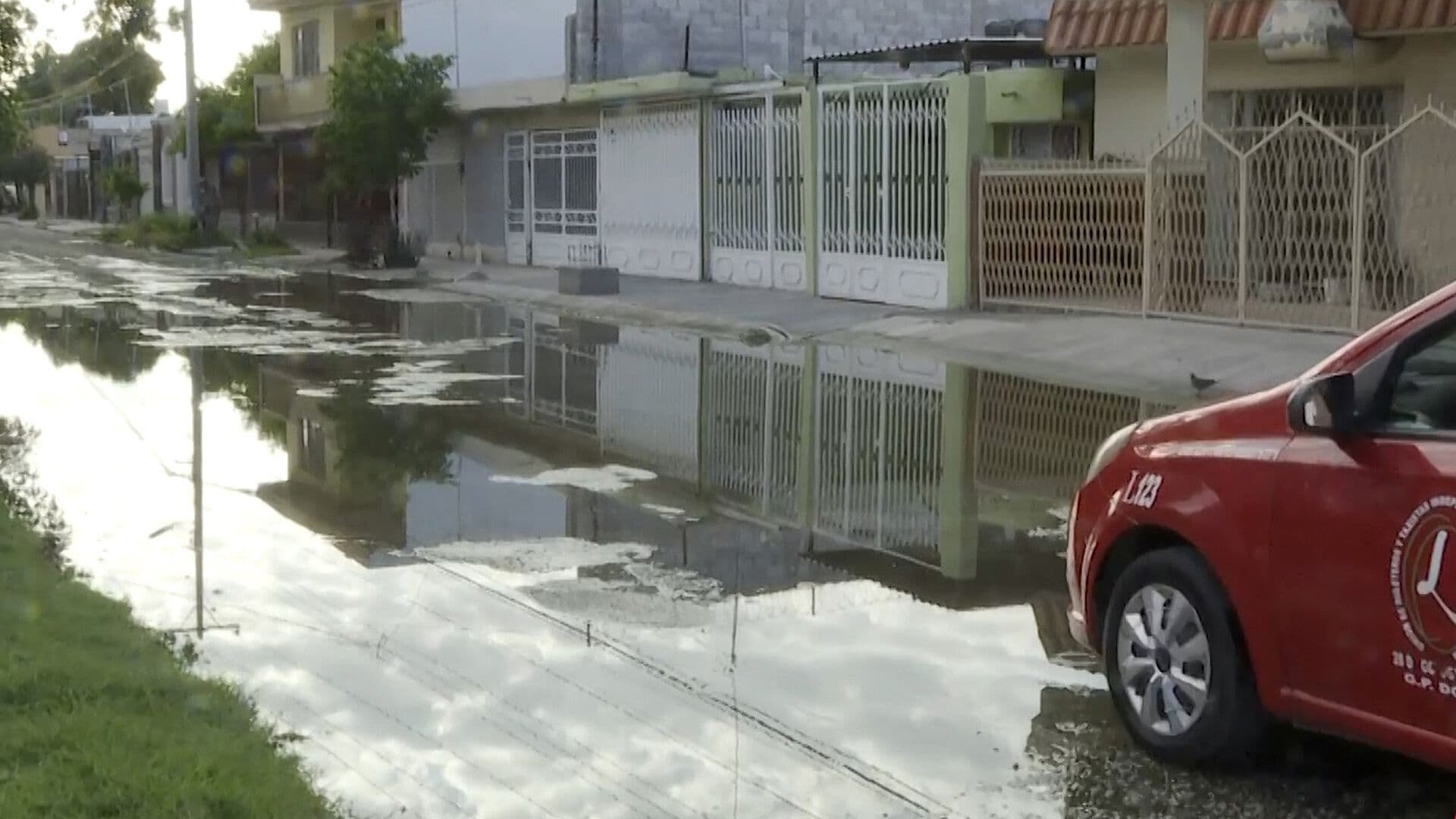 Vecinos Denuncian Fuga de Agua Potable en Fraccionamiento Filadelfia en Gómez Palacio