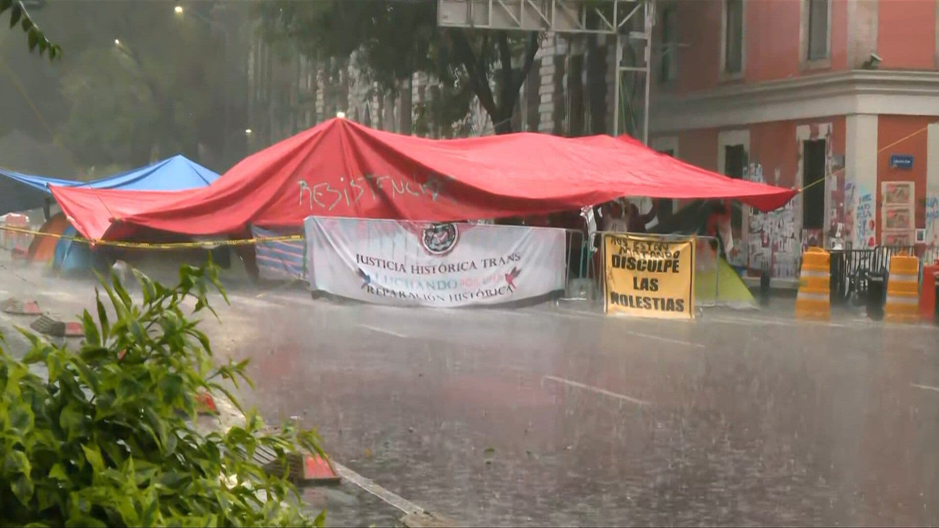 Lluvia en el Centro de la Ciudad de México Cae sobre Plantón en Bucareli; Aquí las Imágenes