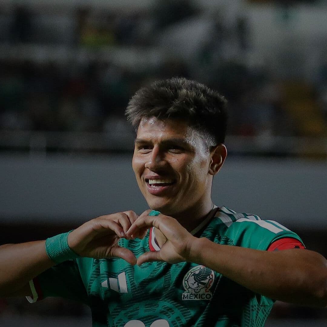 Vecinos Llevan Serenata a Jesús Gallardo