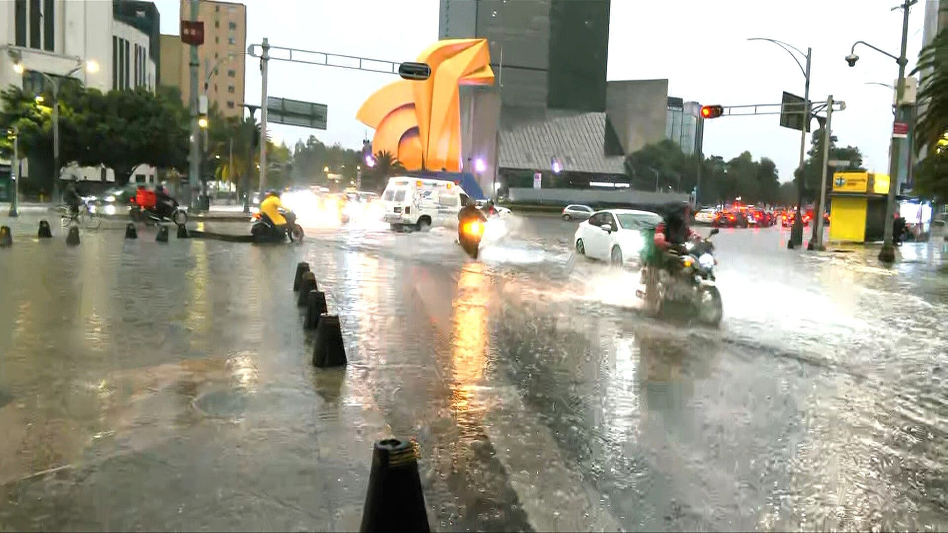 Tormenta HOY en CDMX: Peatones y Ciclistas Cruzan “Alberca” en “El Caballito” tras Lluvias