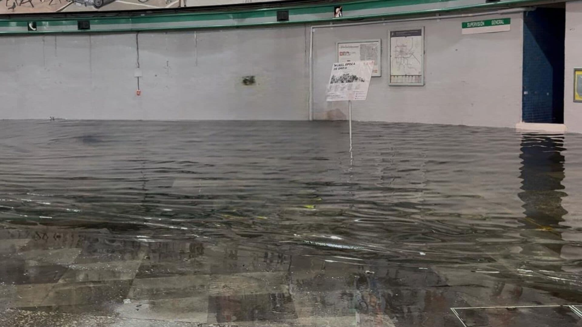 Metro San Lázaro se Vuelve a Inundar por Tormenta: Usuarios Caminan entre Agua