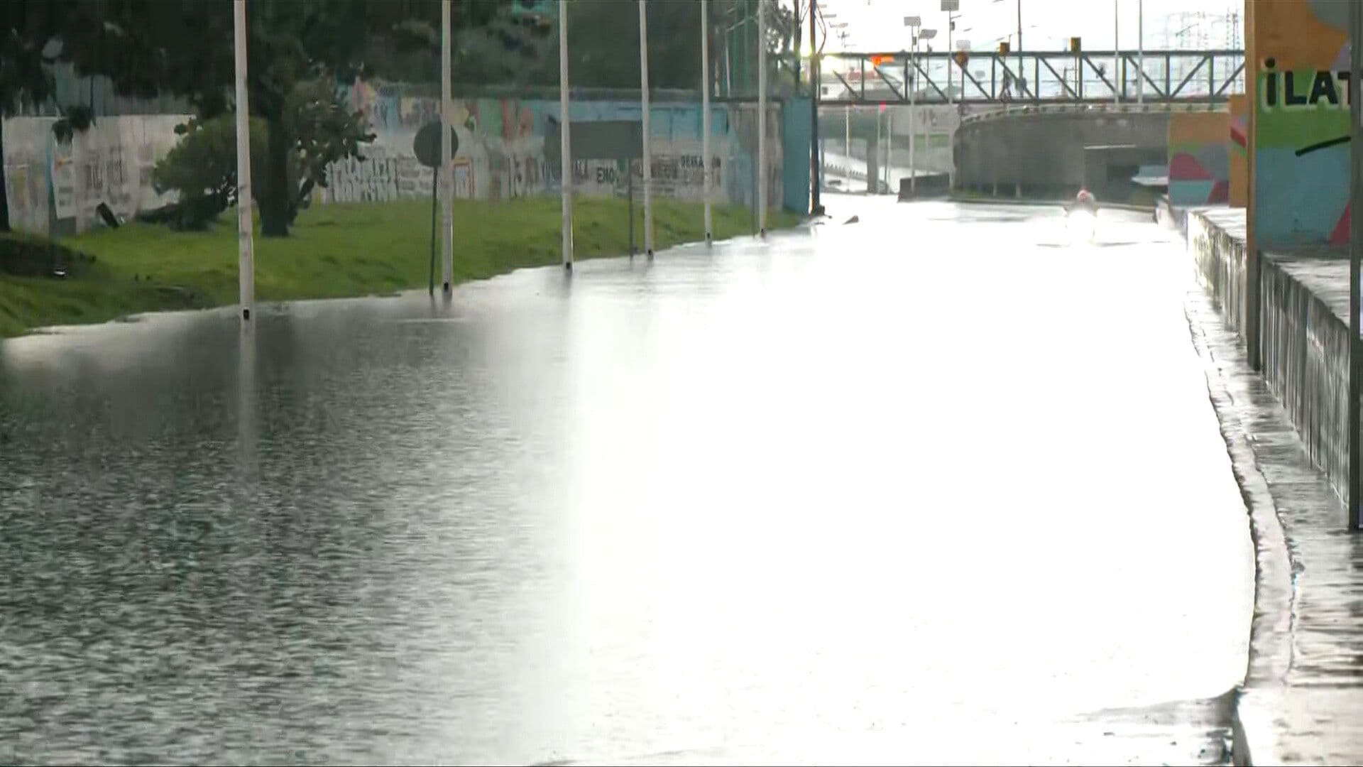Avenida Gran Canal Queda Bajo el Agua tras Fuerte Aguacero en la GAM, CDMX