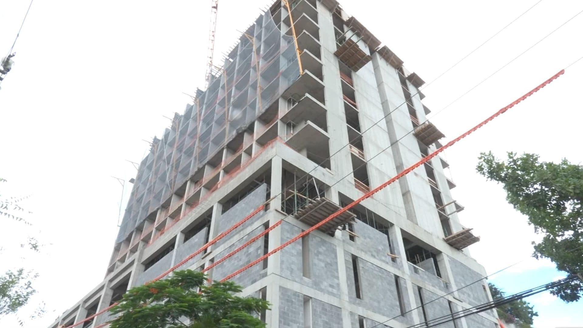 Trabajador es Golpeado por Madera en Edifico en Construcción en el Centro de Monterrey, NL