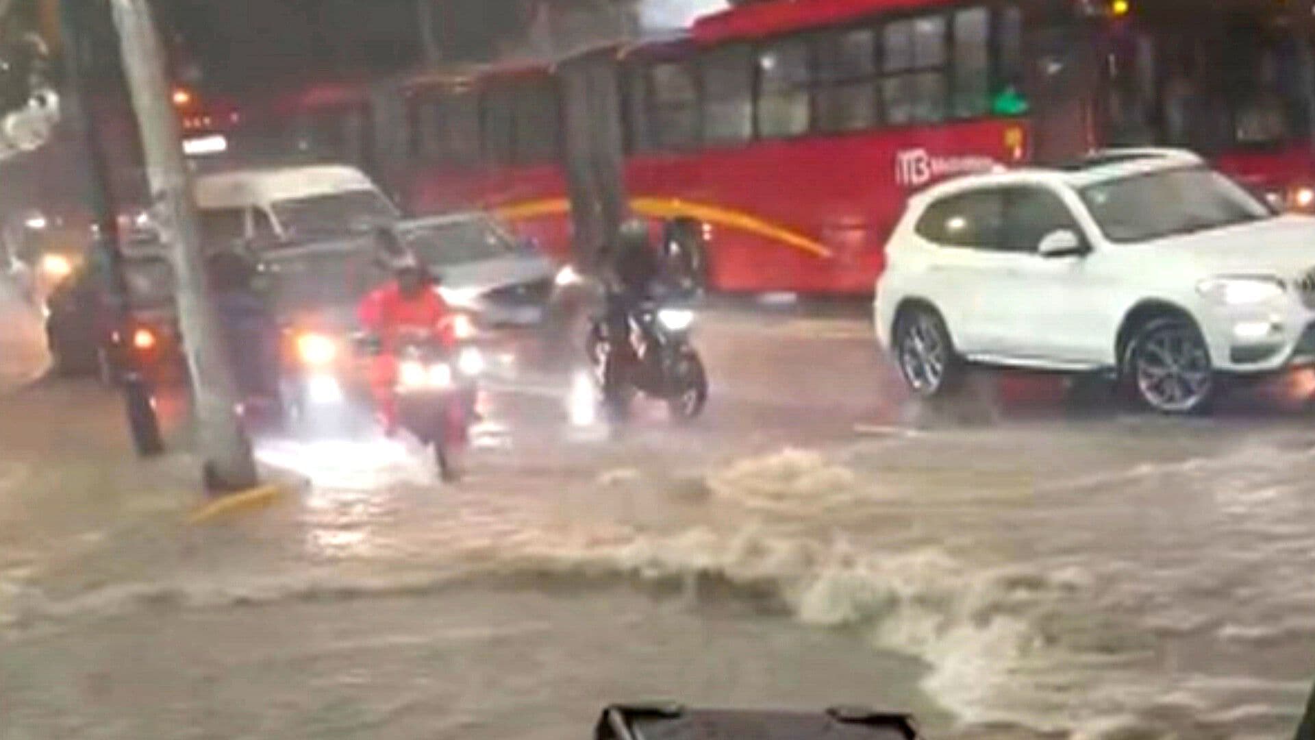Lluvias Inundan Avenida Insurgentes Sur a la Altura de Corregidora en la CDMX