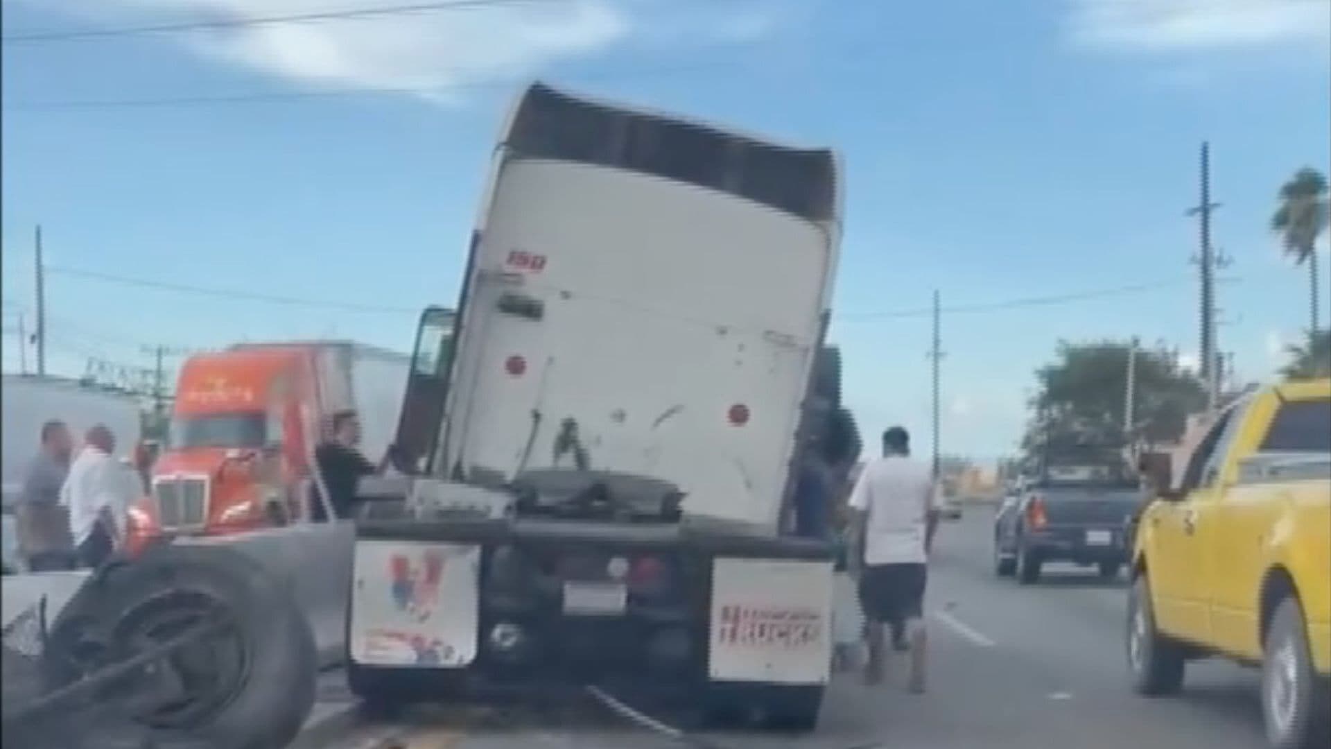 Tráiler se Estrella Contra Muro de Contención en Carretera Libre a Laredo en Apodaca, NL