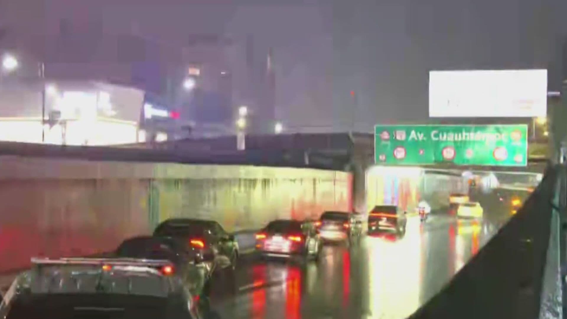Cierran Dos Carriles de Viaducto por Encharcamiento tras Fuerte Lluvia