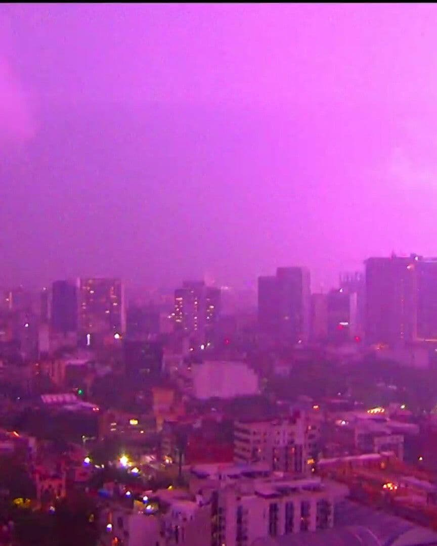 VIDEO: N+ Capta el Momento que un Rayo Impacta Edificio en CDMX e Ilumina el Cielo