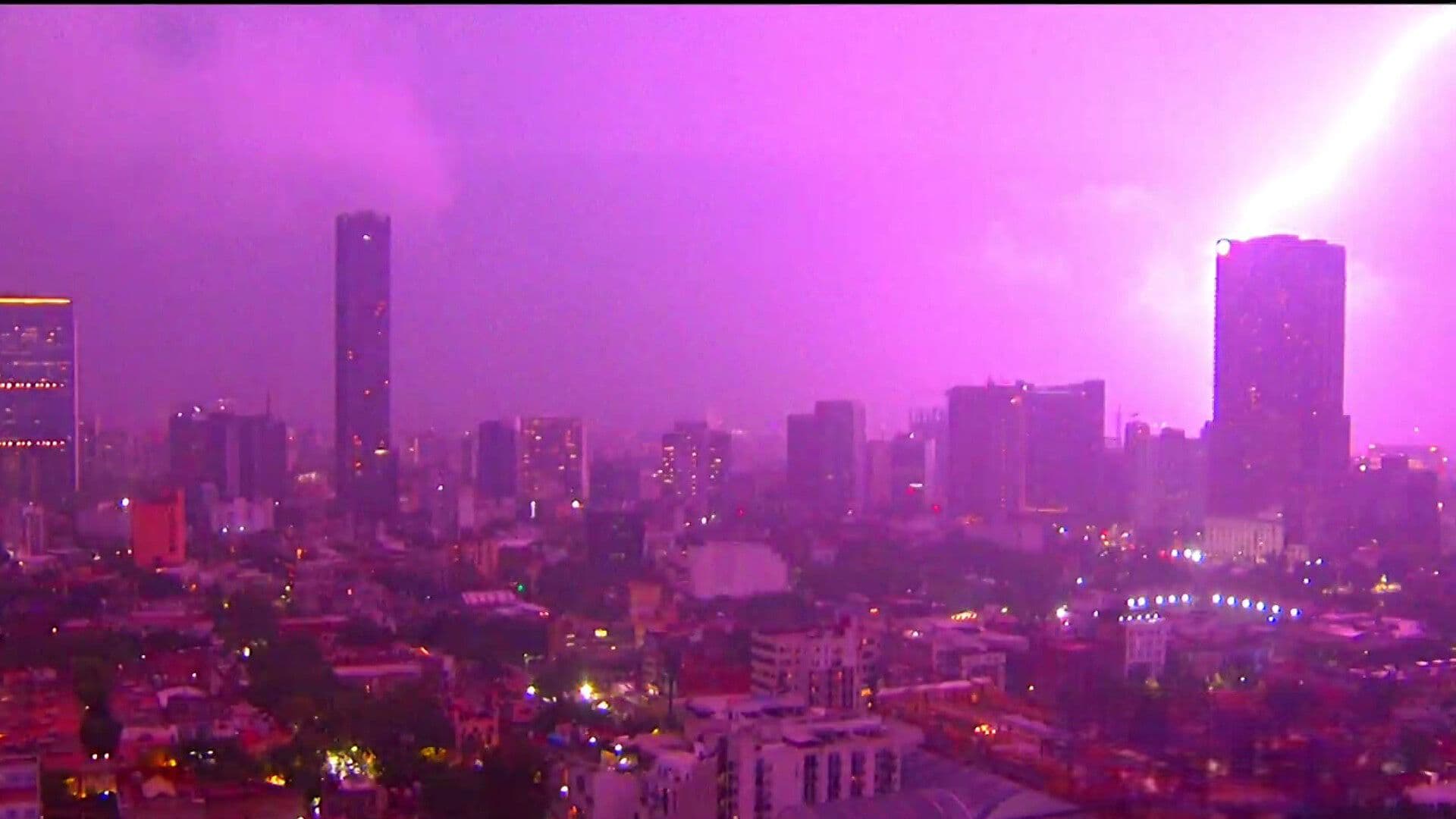 VIDEO: N+ Capta el Momento que un Rayo Impacta Edificio en CDMX e Ilumina el Cielo