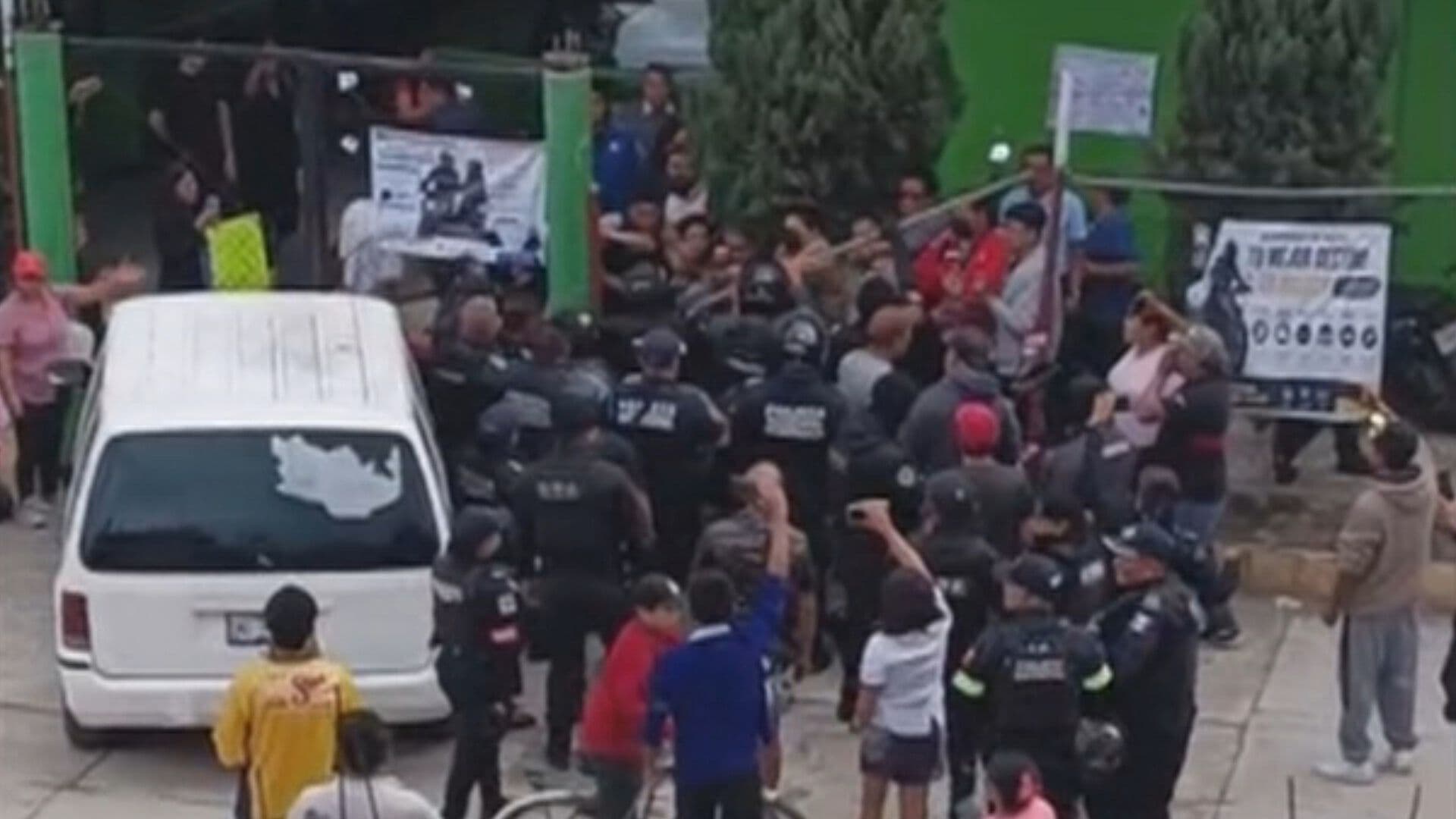 Liberan a Profesor Detenido por Trifulca con Policías en Ixtapaluca, Edomex