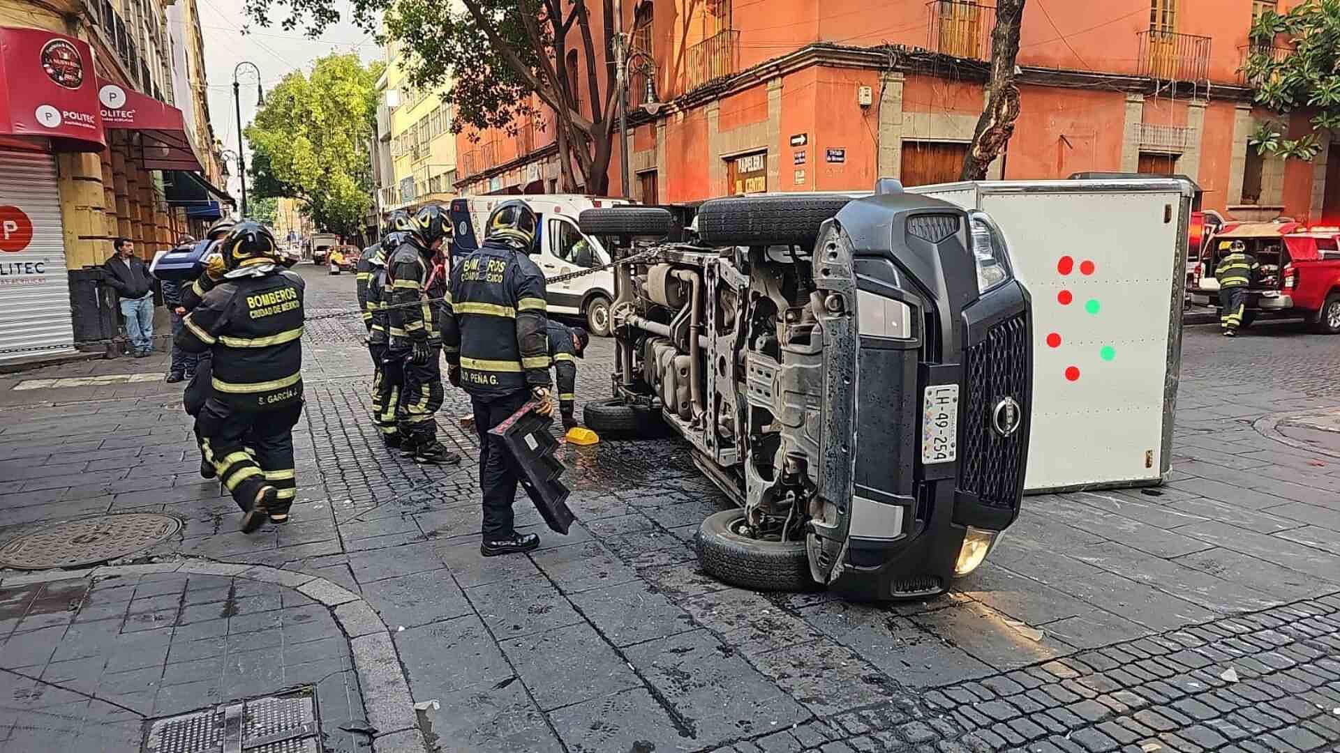 Vuelca Camioneta en Centro Histórico: ¿Qué Pasó en la Calle Mesones Hoy?