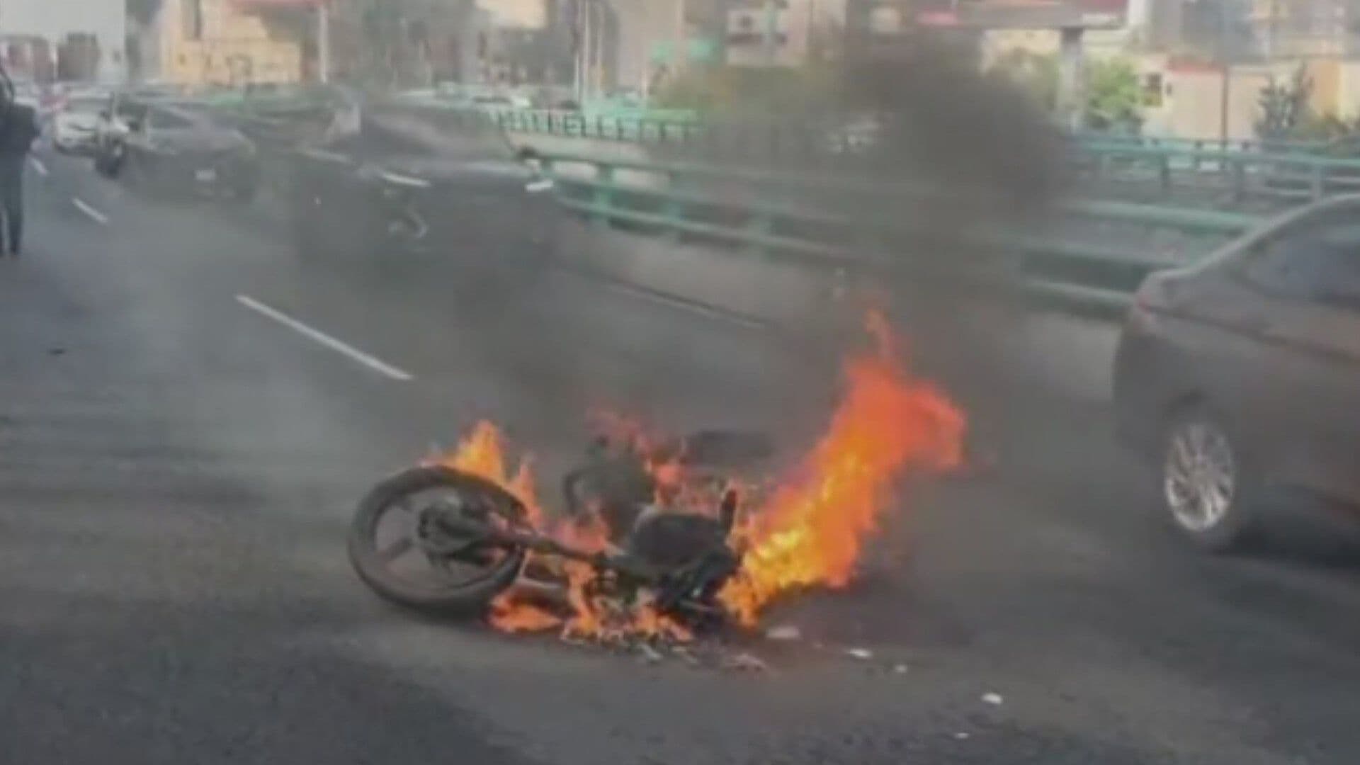 Se Incendia Moto en Segundo Piso de Periférico: Esto Pasó en Barranca del Muerto